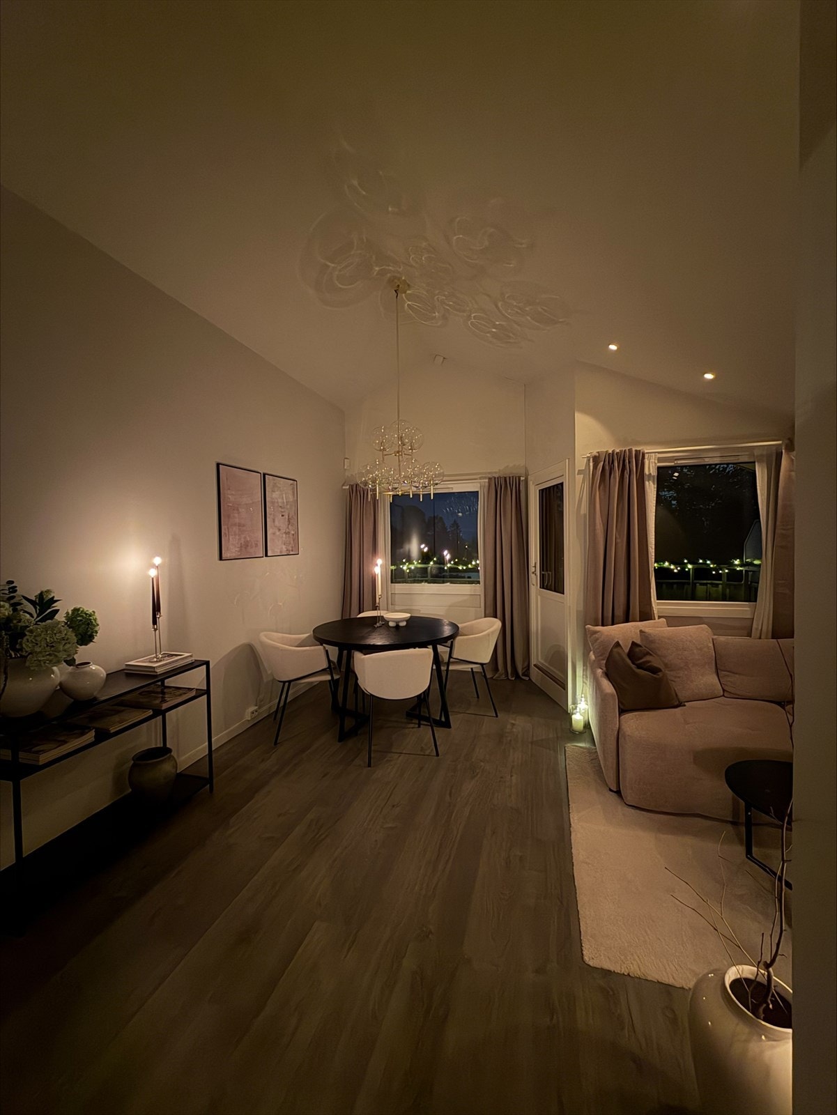 Downlights i taket gir god og stemningsfull belysning på kveldstid. Galleribilde