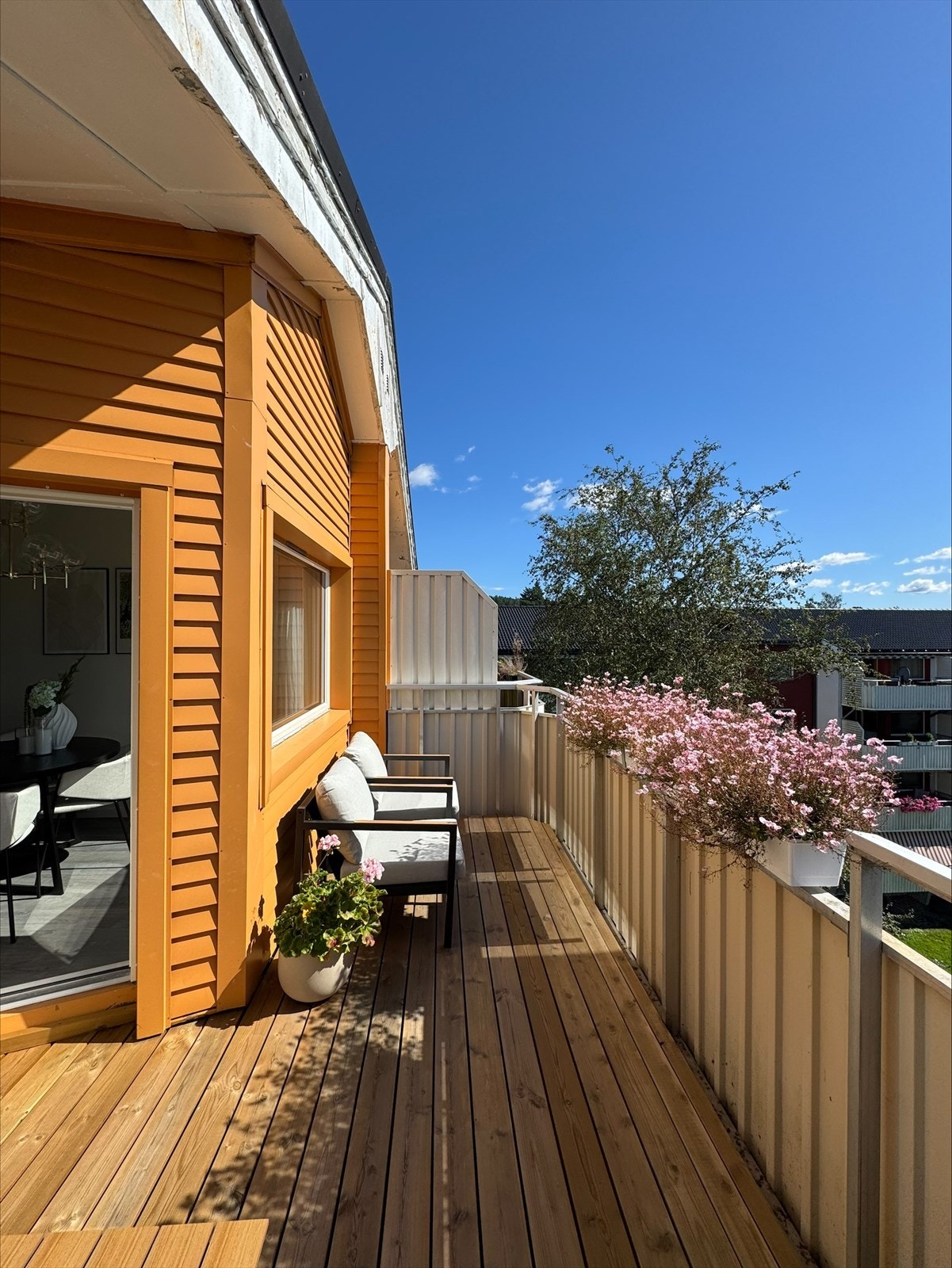 Den romslige balkongen er en flott forlengelse av stuen på varme dager. Galleribilde