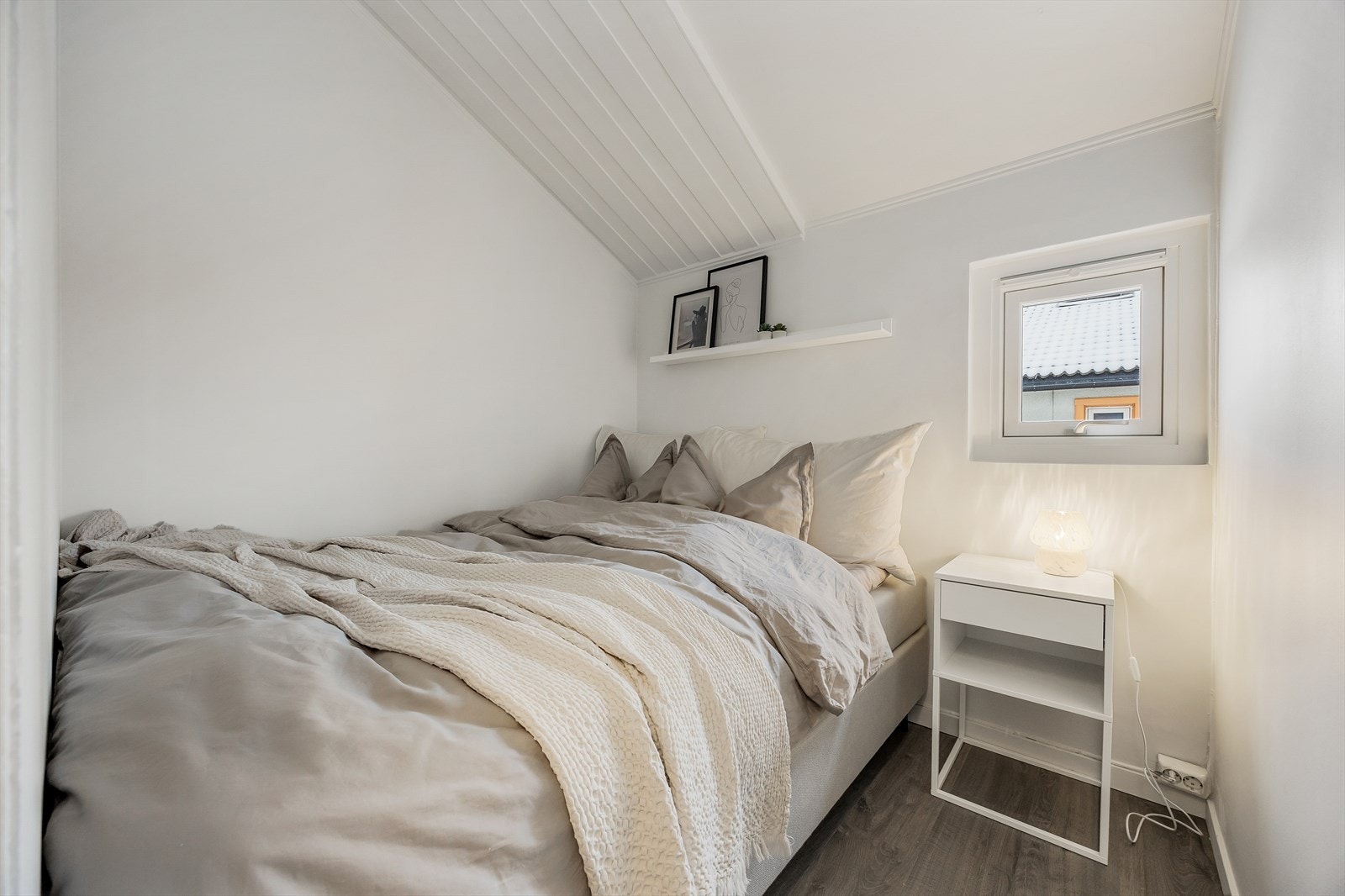 Alkoven er lun og tilbaketrukket, med plass til seng og nattbord. Galleribilde