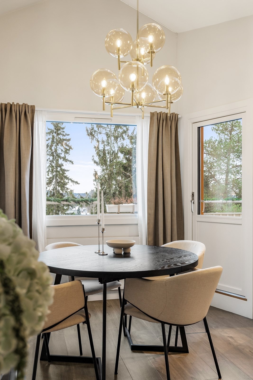 Den gode takhøyden gir rom for en markant taklampe over spisebordet. Galleribilde