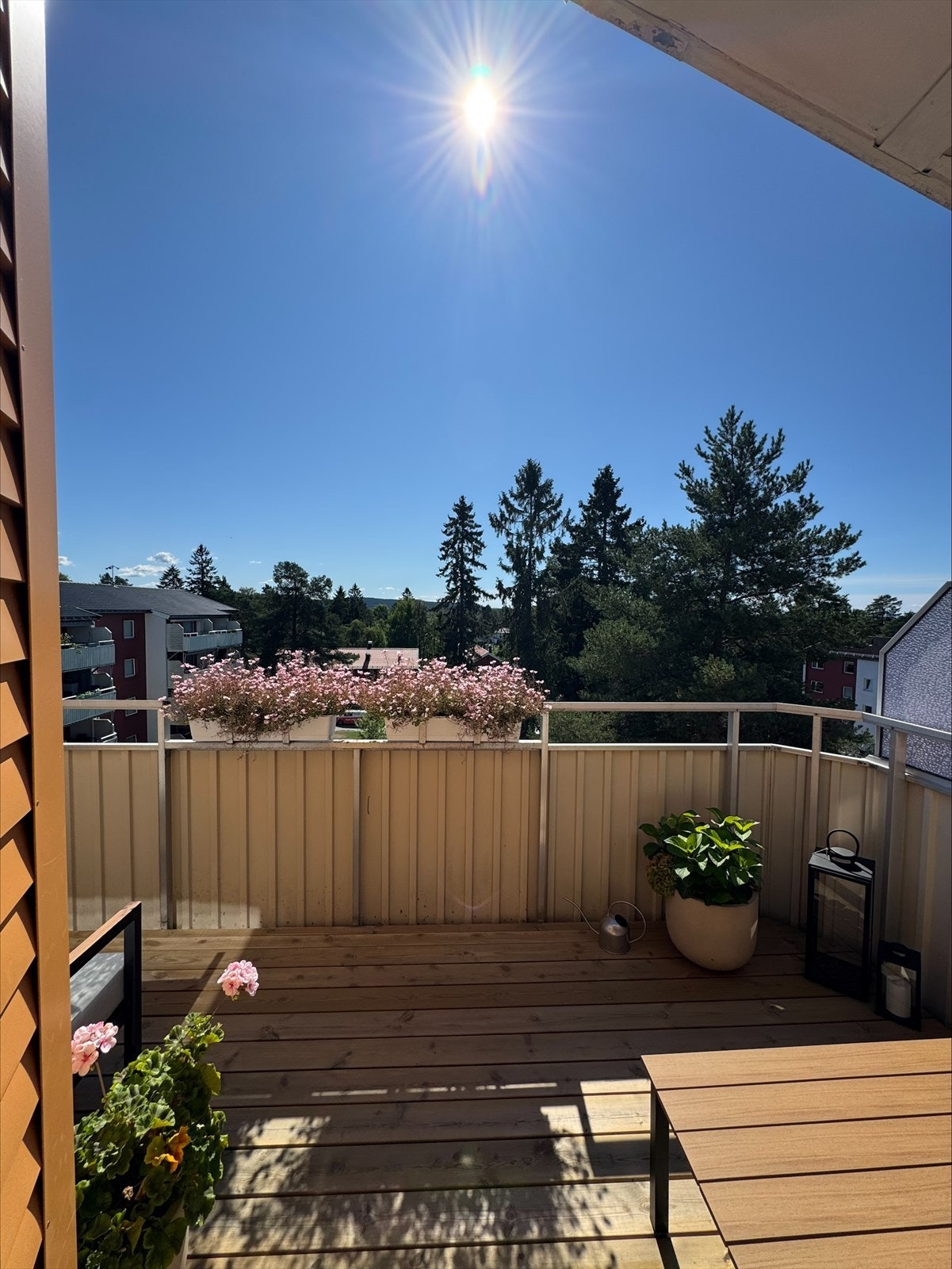 Direkte utgang fra stuen gjør at ute og inne smelter sammen. Galleribilde