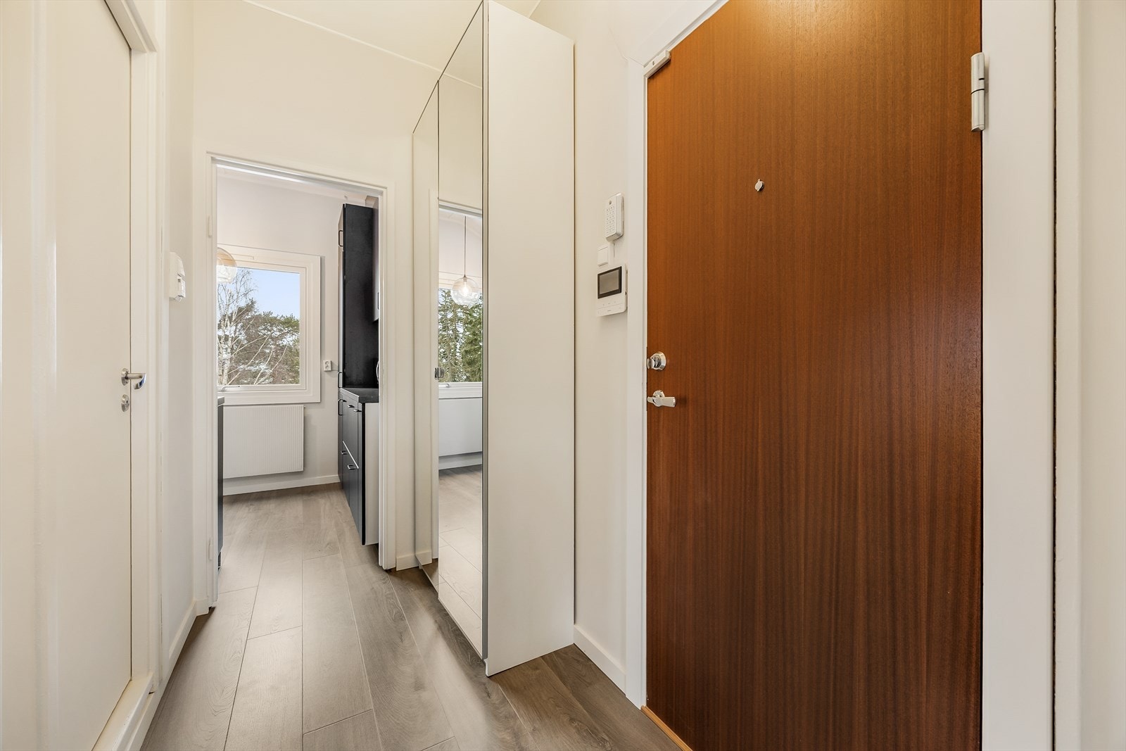 Entréen har plass til oppbevaring i en praktisk skyvedørsgarderobe med speilfronter. Galleribilde