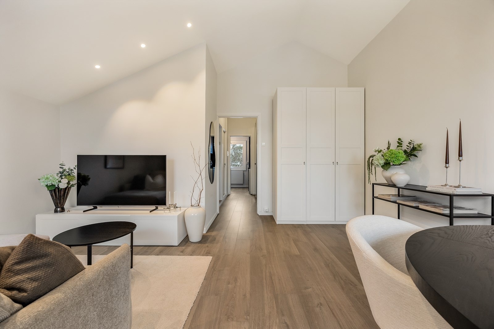 Gjennomgående gulv skaper en helhetlig og sømløs overgang mellom rommene. Galleribilde