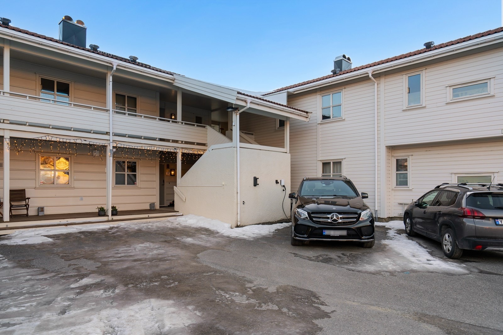 Fasade, biloppstillingsplass med el bil lader, 5,3 meter fra inngangsdøra. Galleribilde