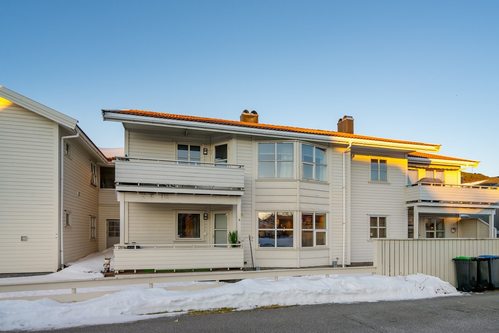 Fasaden 1 etg bilde tatt fra solsiden. Galleribilde