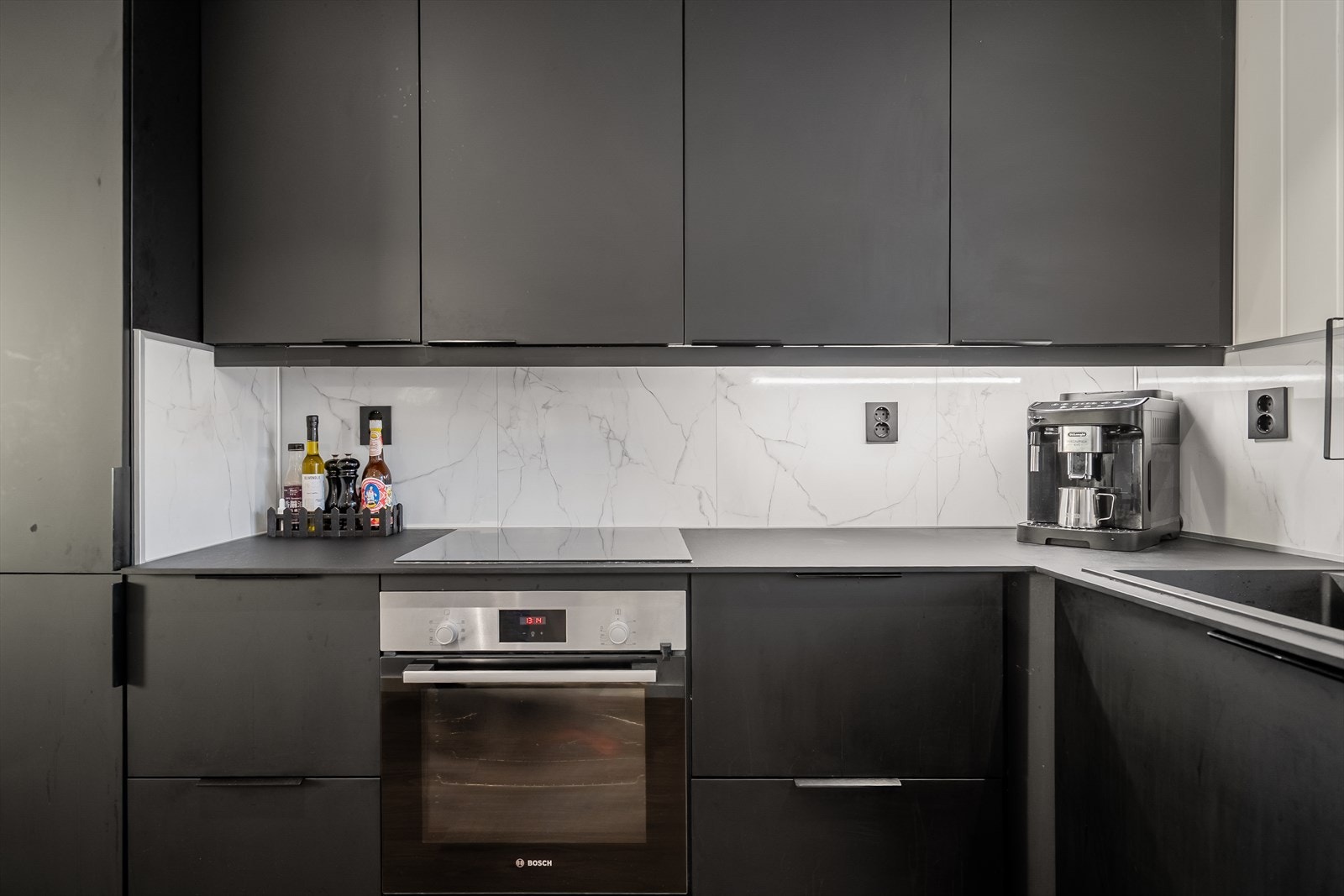 Meget flott, god kontakt med spisebord, integrerte hvitevarer gjør det stilrent. Galleribilde