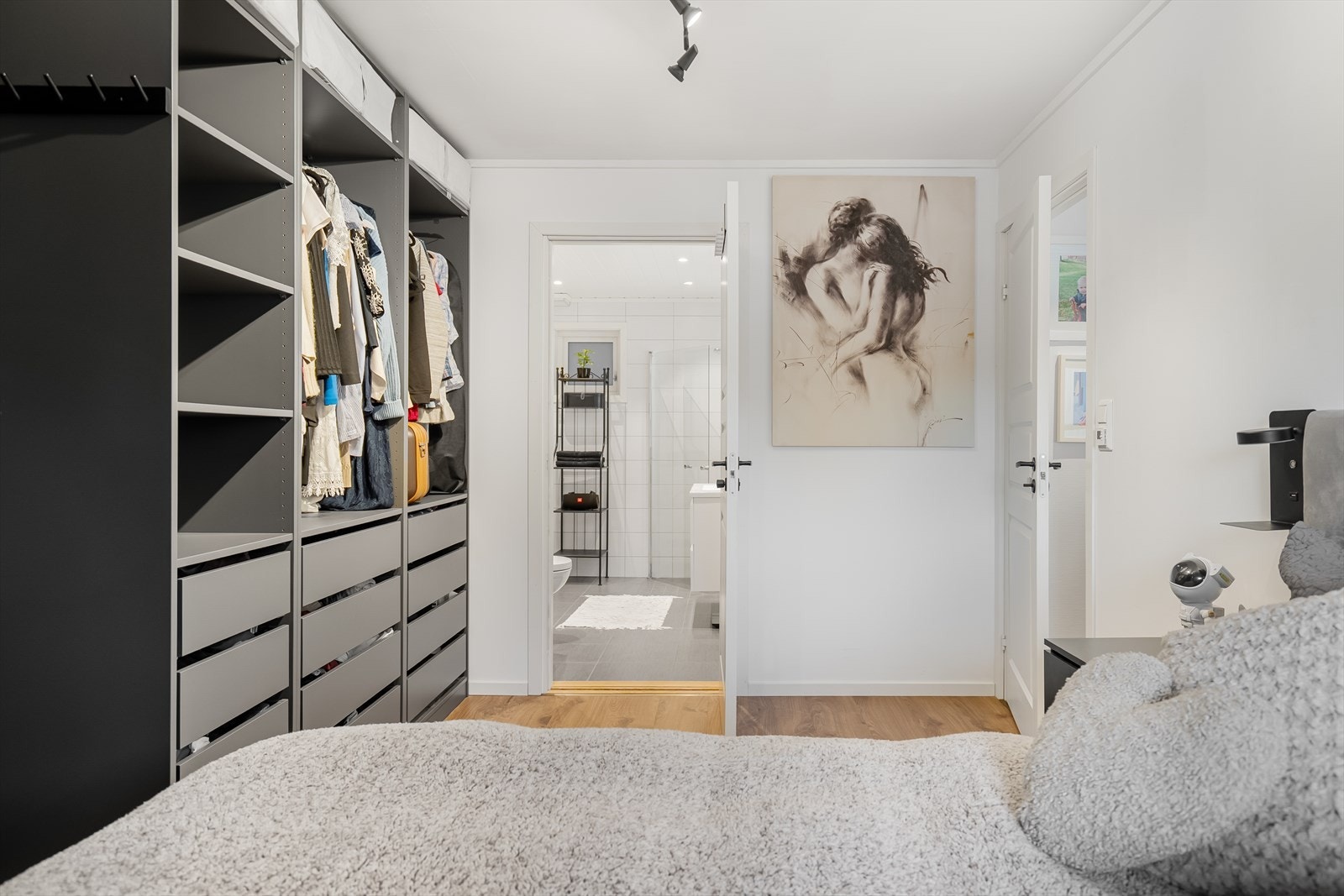 Inngang til bad og stue. Galleribilde