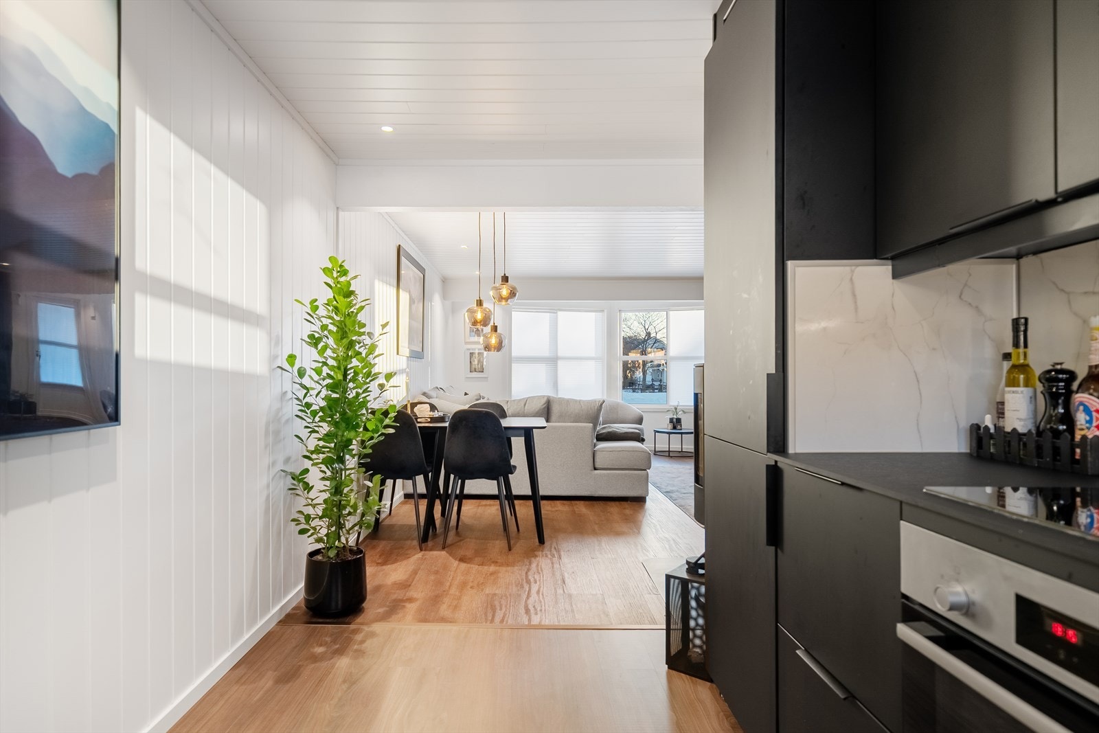 Kjøkken retning stuen, fine kontraster. Galleribilde