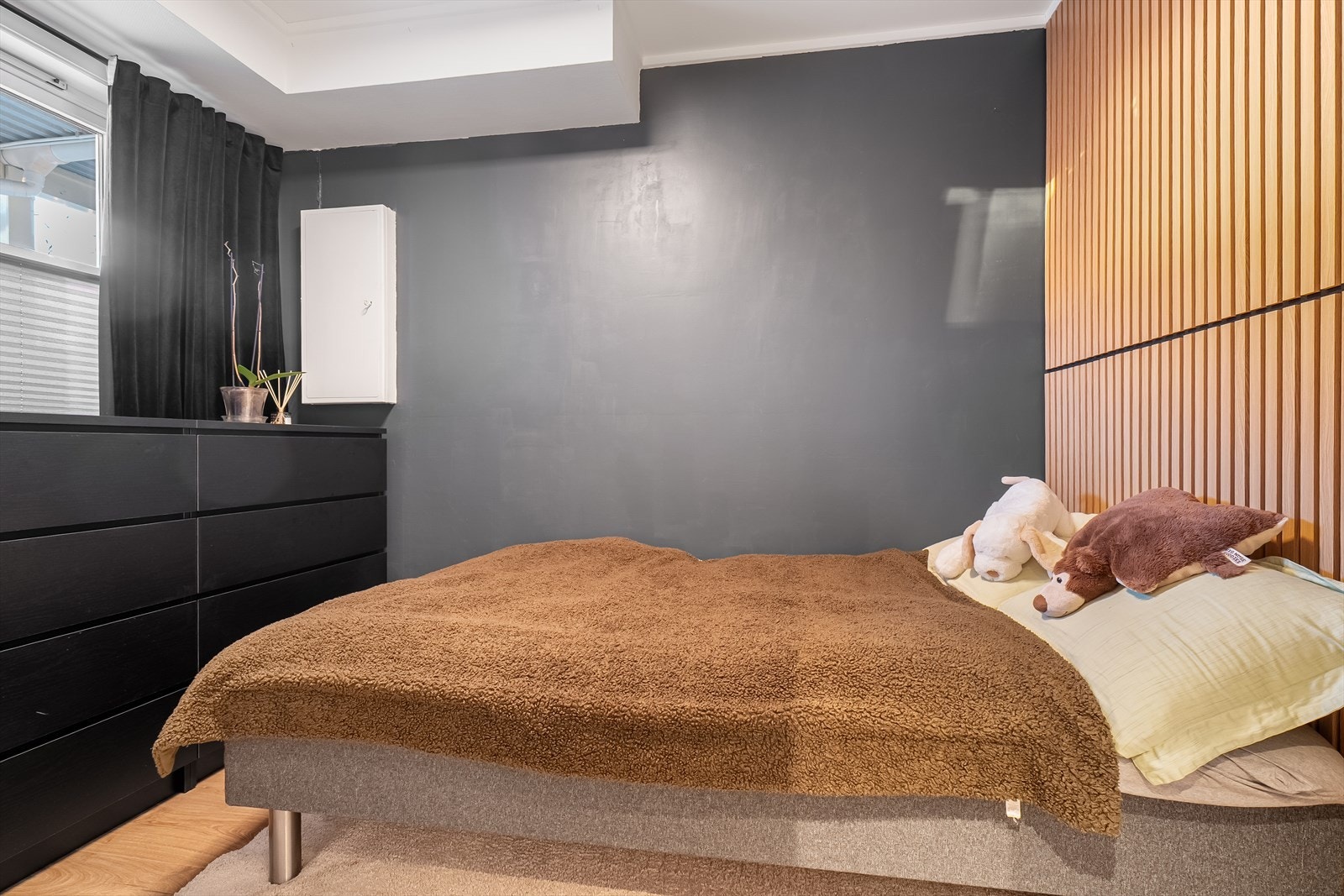 Soverom 2, kontrastvegg og flott, plass til stor seng. Galleribilde