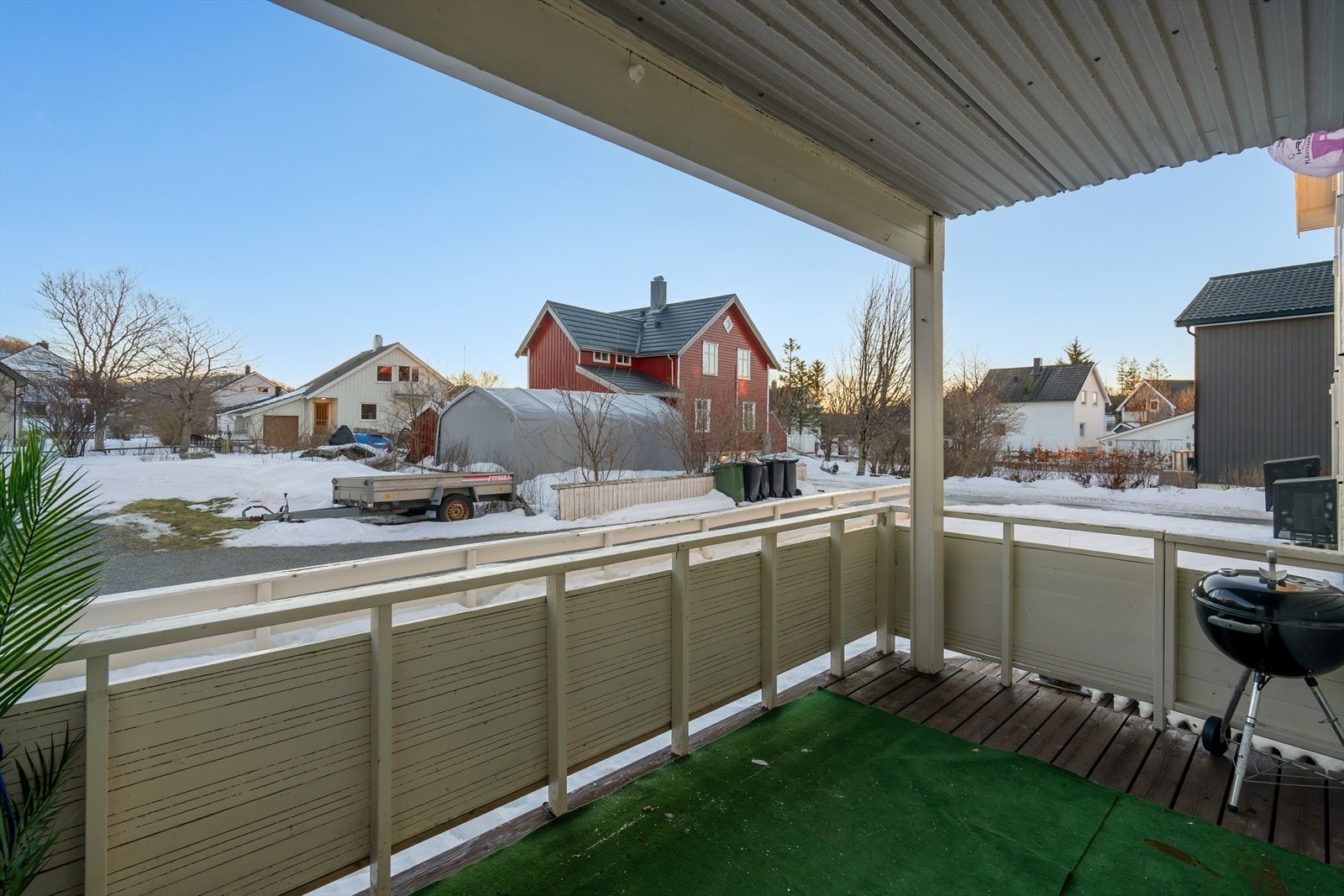 Terrasse, lite innsyn og mye sol -det er sånn du vil ha det. Galleribilde