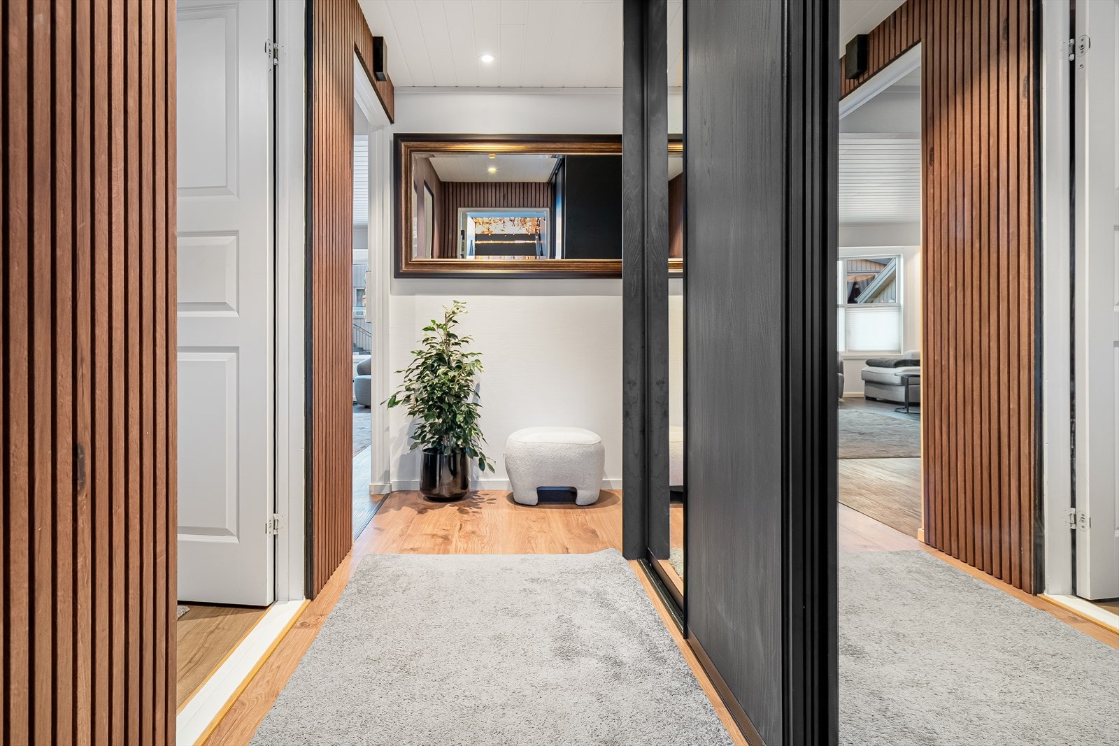 Klassisk flott entre, varme i gulv, skyvegarderobe, oppleves praktisk. Galleribilde