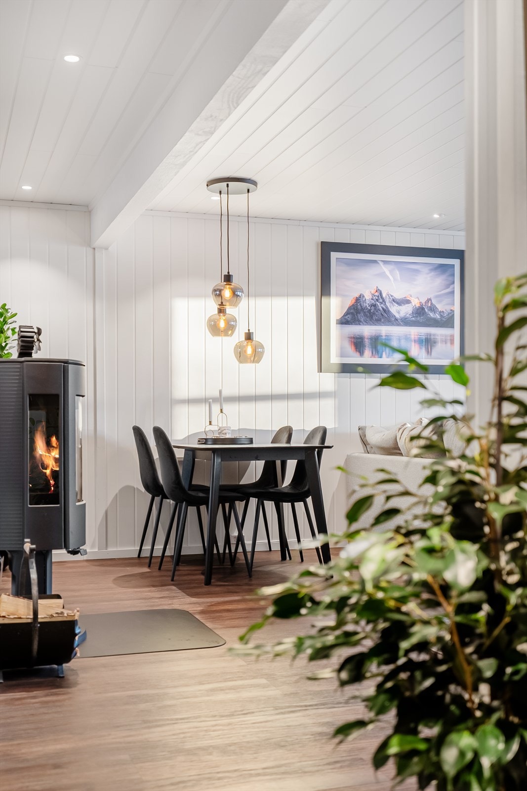 Stuen byr på mye god steming, varme i gulv og vedfyring. Galleribilde