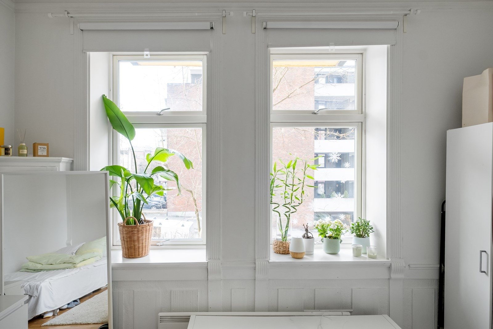 Leiligheten er gjennomgående i en høy første etasje med god avstand fra gaten, med attraktiv og sentral beliggenhet på Majorstuen Galleribilde