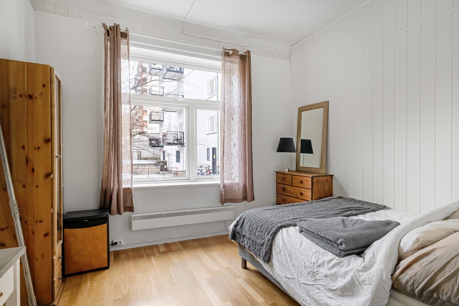 Utsyn mot stille og rolig bakgård. Galleribilde