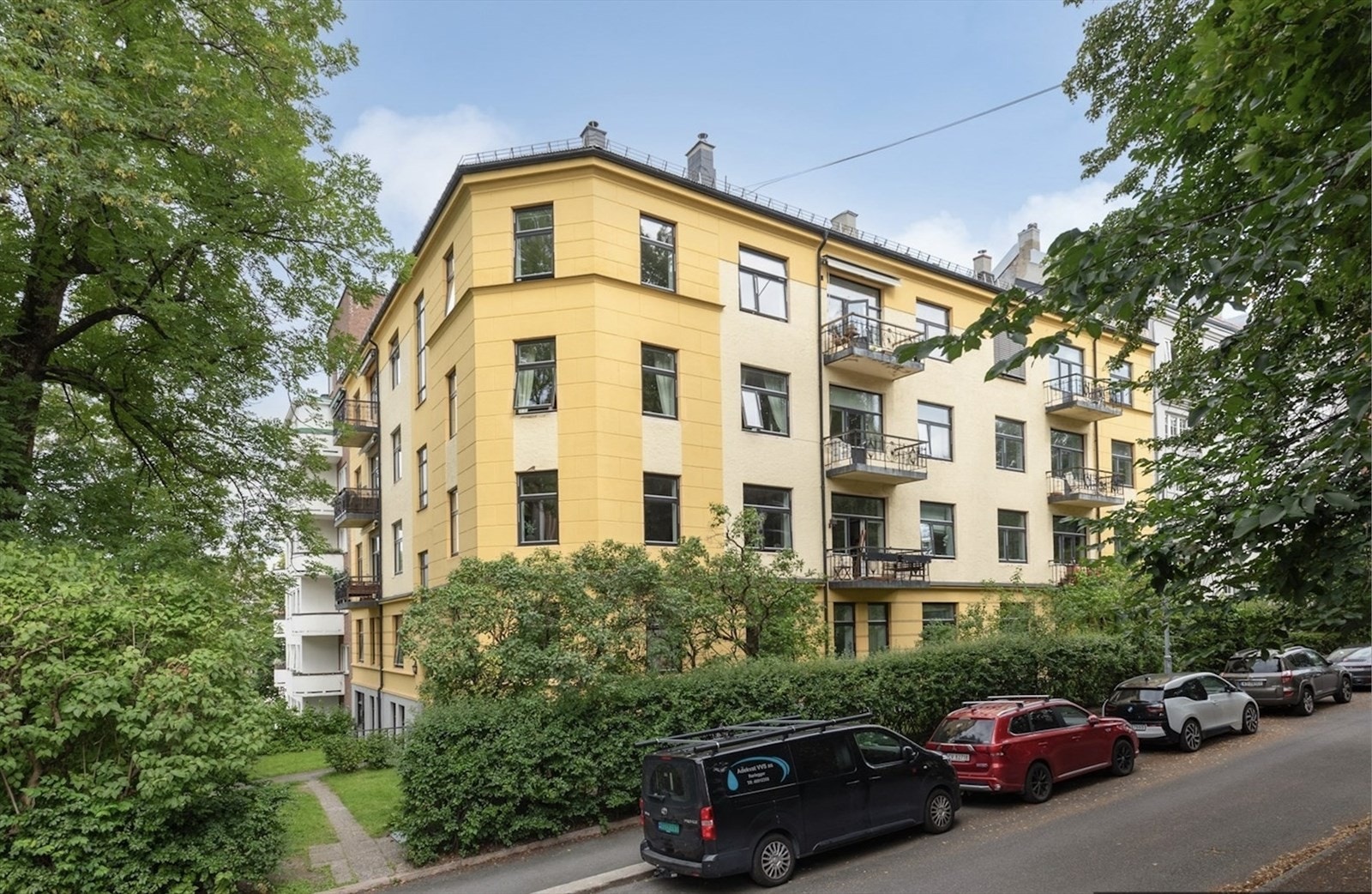 Velkommen til Majorstuveien 25B! En stor og gjennomgående leilighet i en høy første etasje, med attraktiv og sentral beliggenhet på Majorstuen. Foto: Studio Oslo/Rullende Fotograf Galleribilde