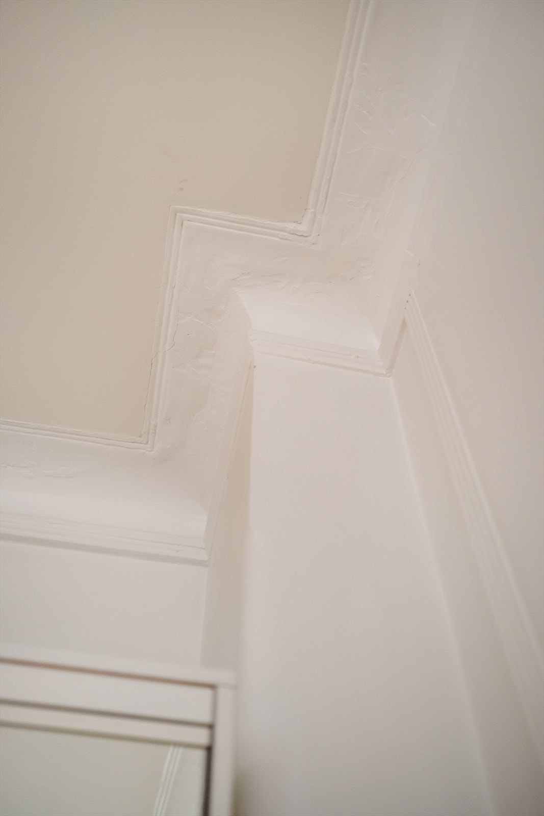 Leiligheten har klassiske detaljer som stukkatur. Galleribilde