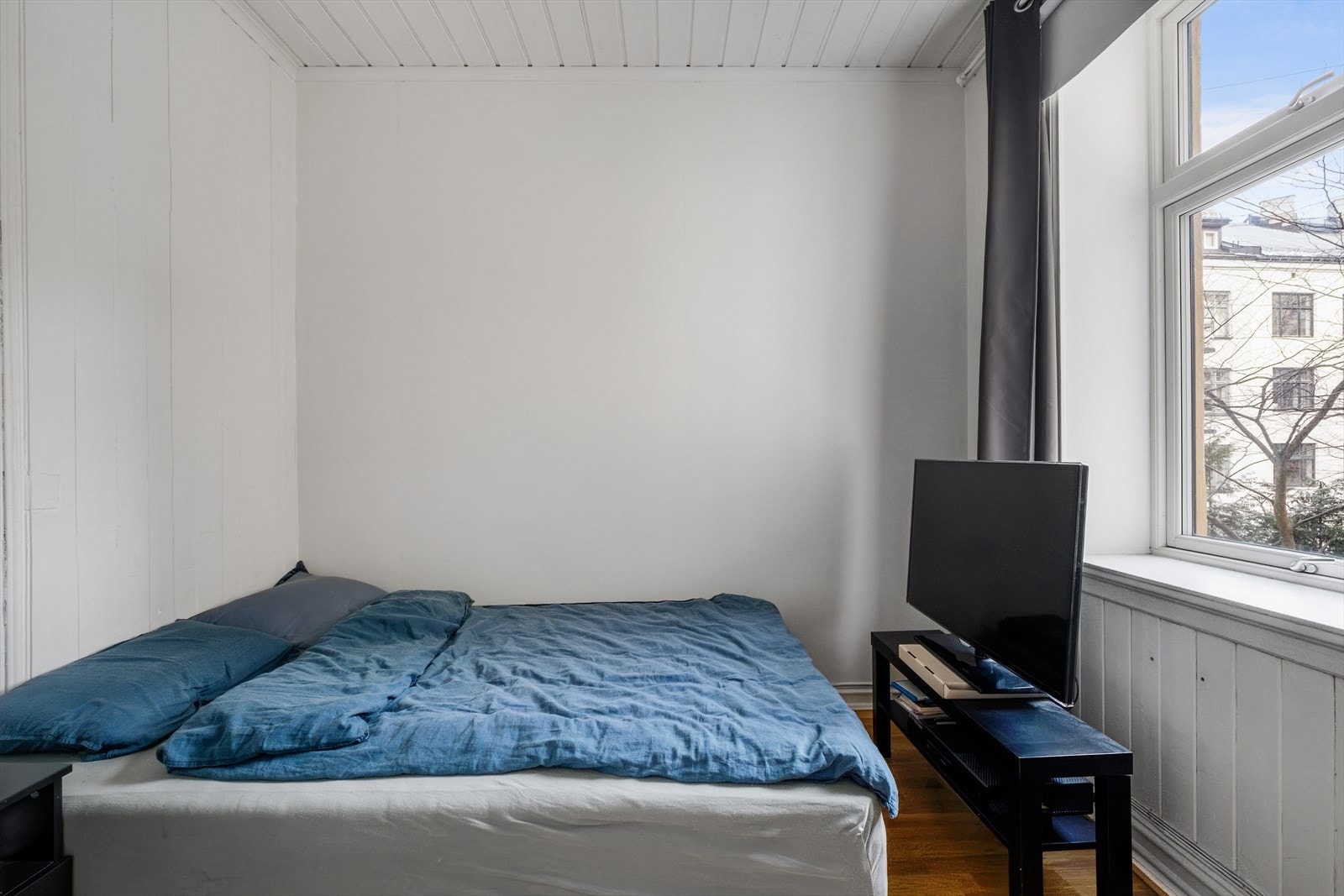 Soverom III. Soverom vender mot indre bakgård. Galleribilde