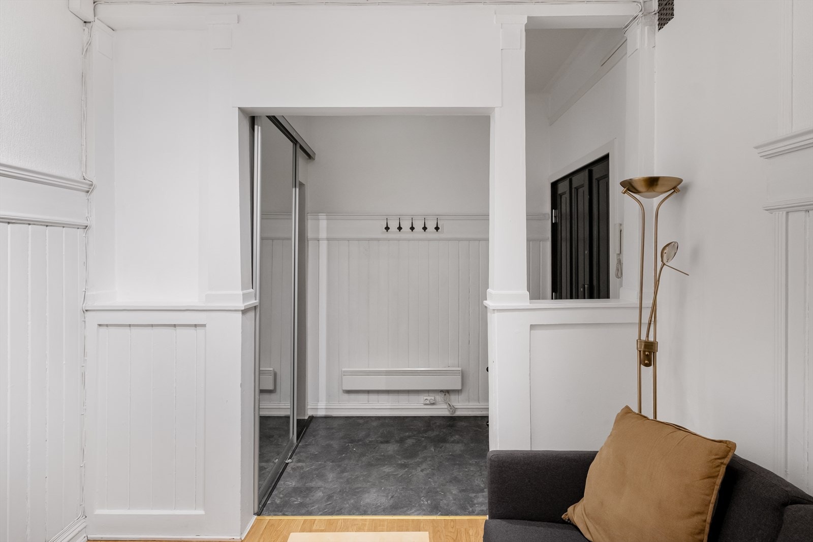 Entreén er av god størrelse. Entréen har skyvedørsgarderobe. Galleribilde