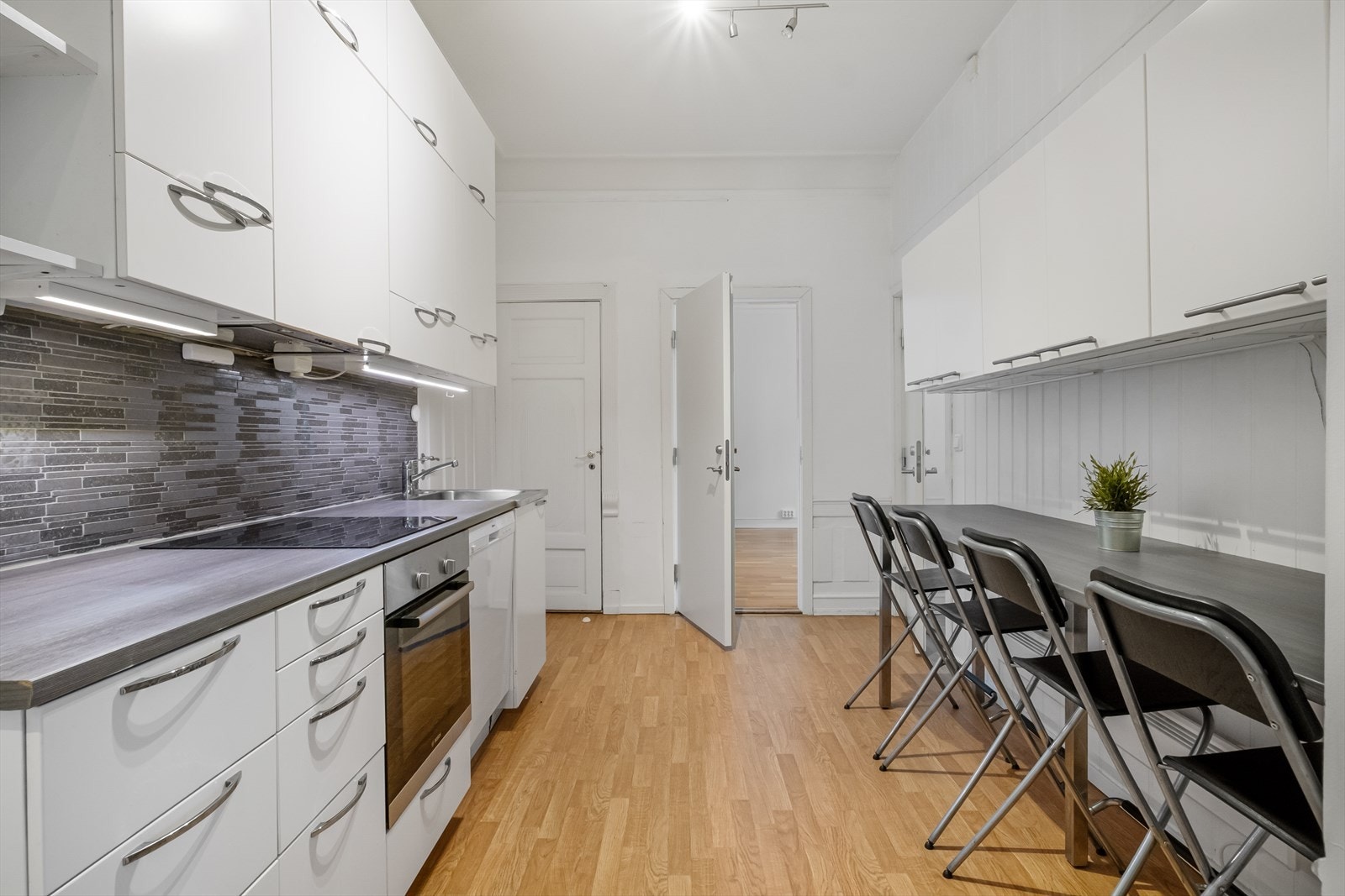 Det er avvik fra dagens rombruk sammenlignet med det som er byggemeldt/godkjent som krever utbedring-se info i salgsoppgaven Galleribilde