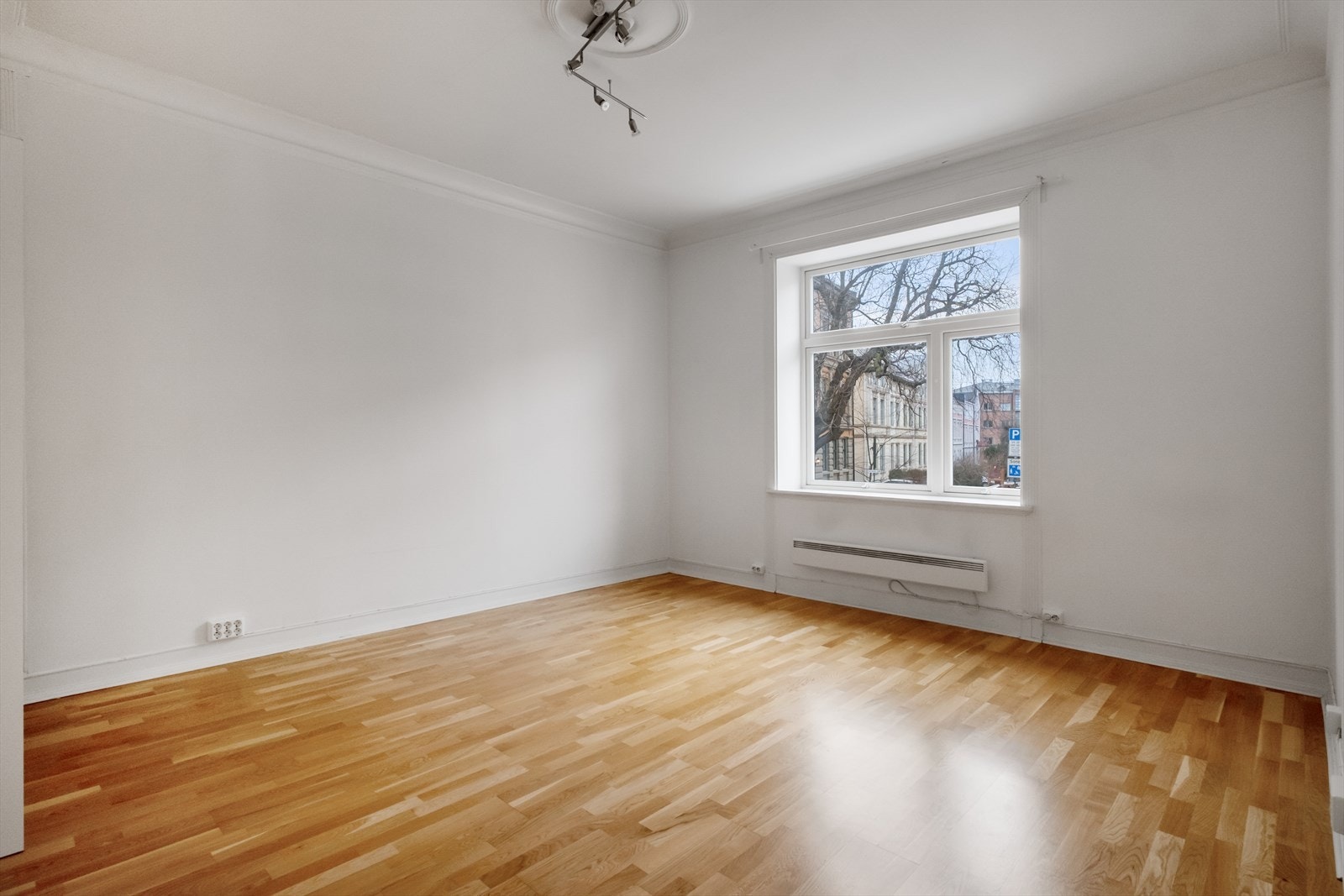 Stor stue med god himlingshøyde. Store vindusflater som rikelig inn med naturlig lys. Galleribilde