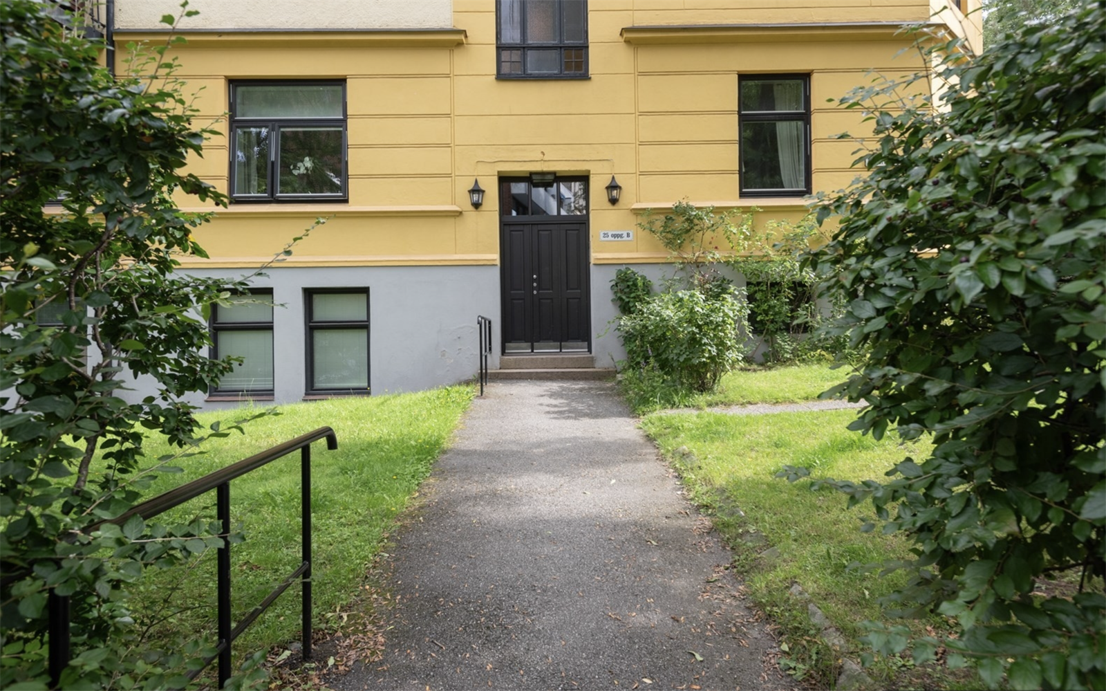 Leiligheten er beliggende i en høy 1.etg. Flotte grønarealer ved inngangspartiet. Galleribilde