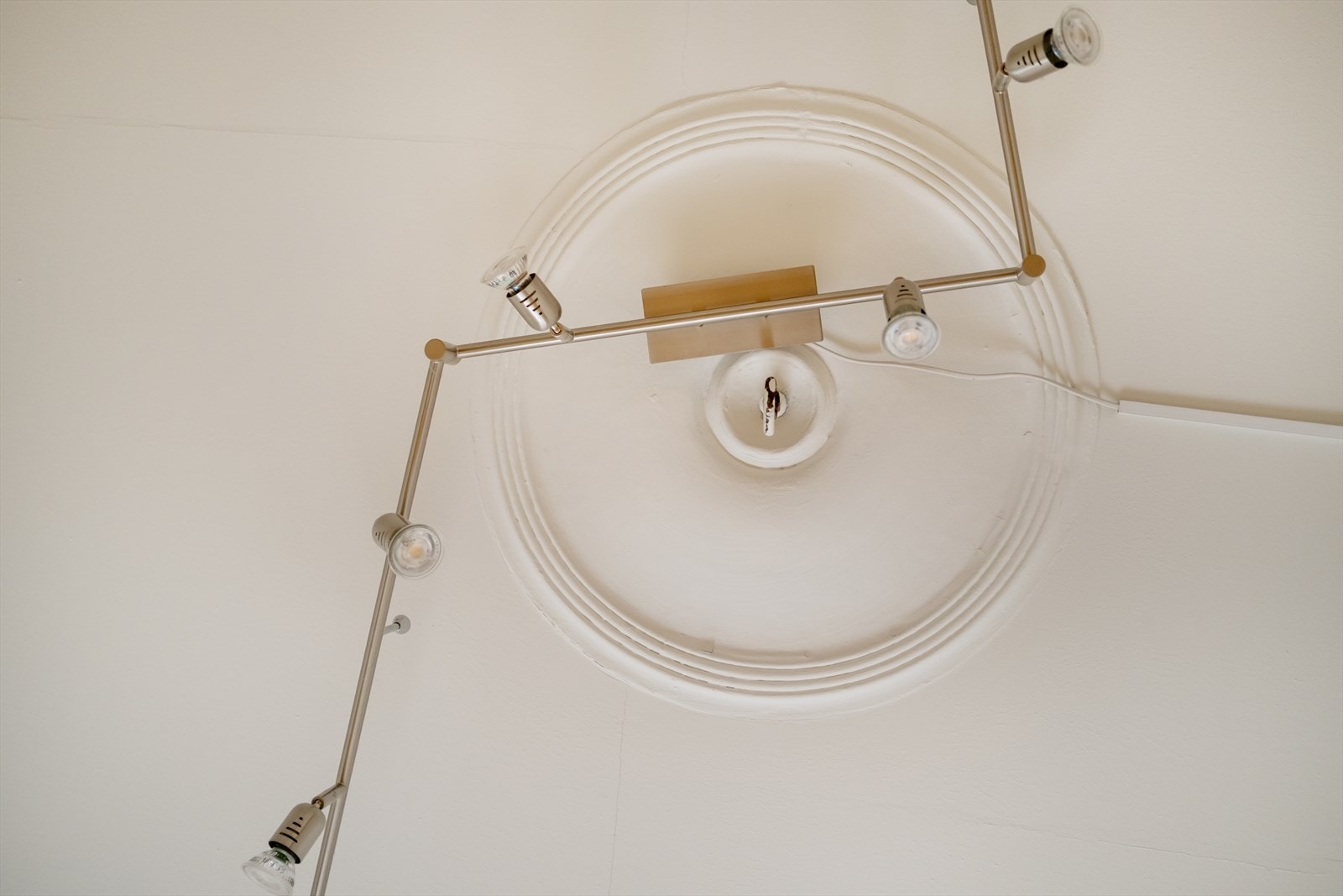 Stuen har rosett i tak. Galleribilde