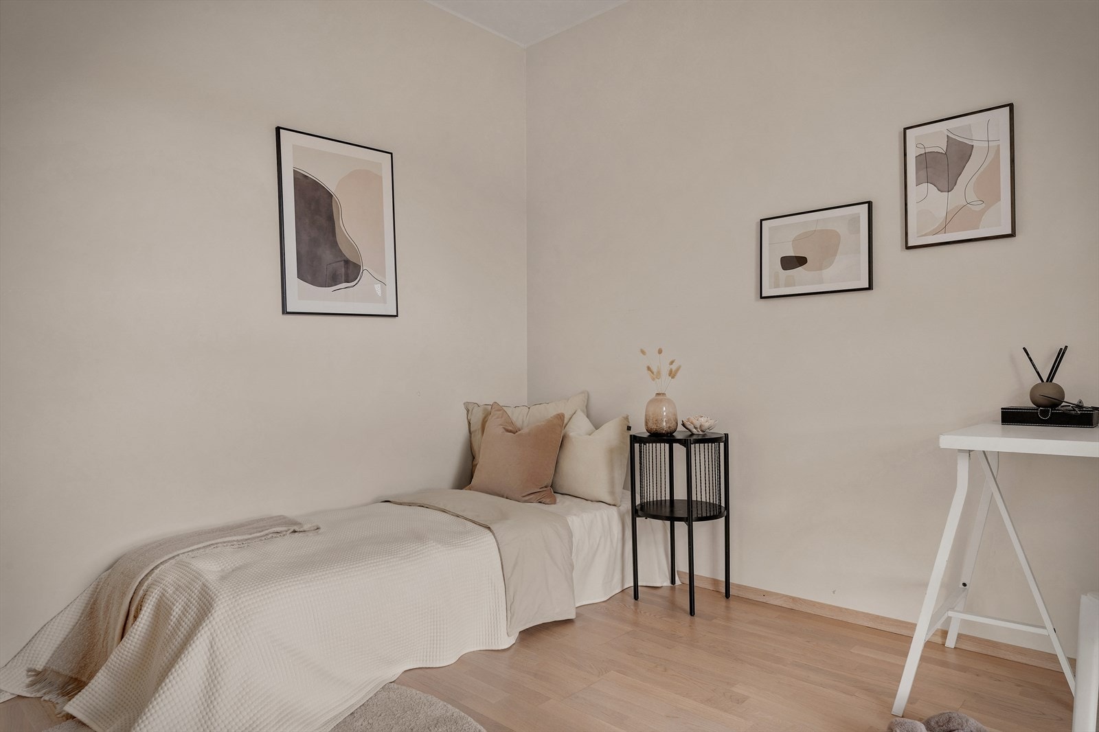 Her er det plass til stor seng, pult og garderobeskap. Galleribilde