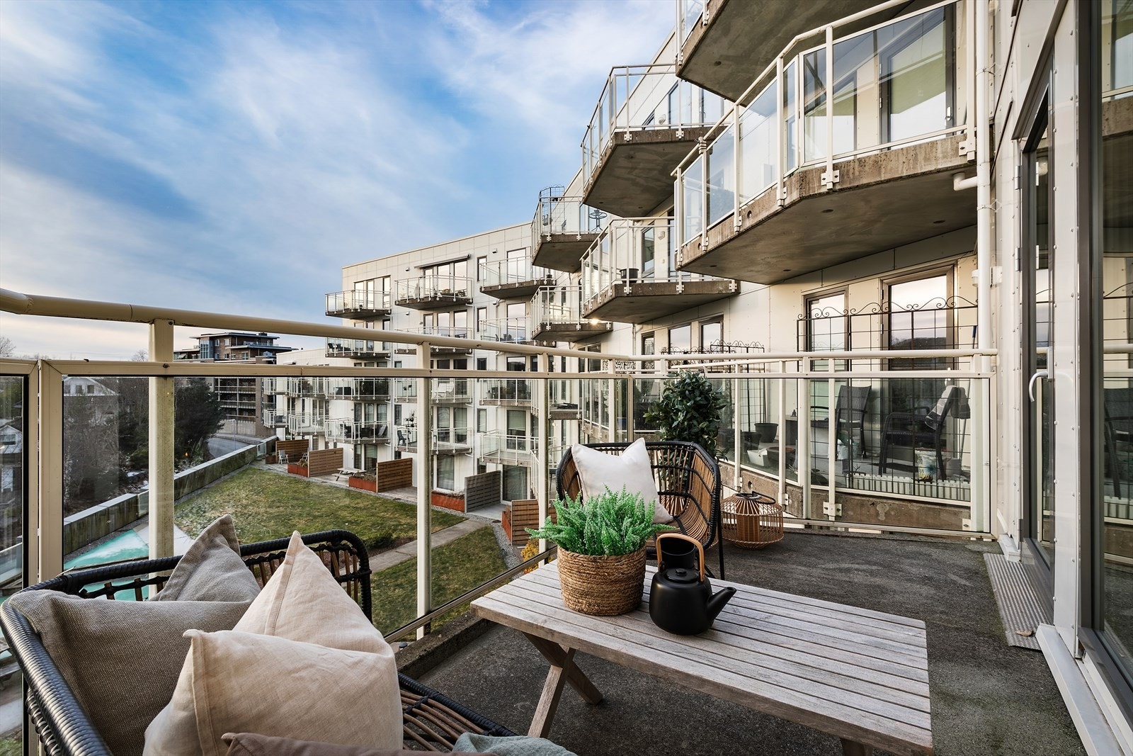 Romslig balkong på 8,4 m² - Plass til ønsket utemøblering. Galleribilde