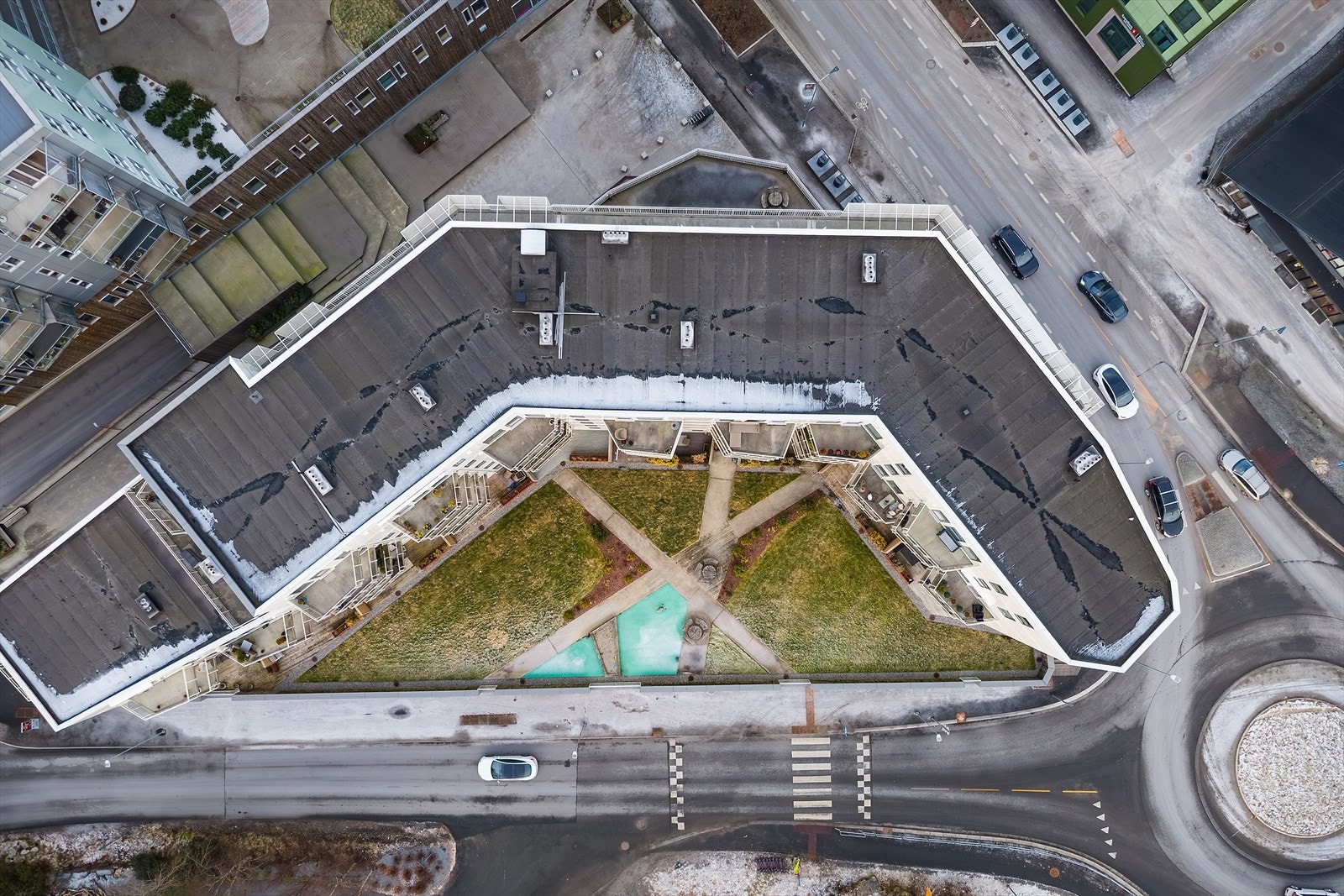 Her bor du med gangavstand til det meste du trenger i hverdagen, og området legger til rette for en enkel, komfortabel og aktiv livsstil. Galleribilde