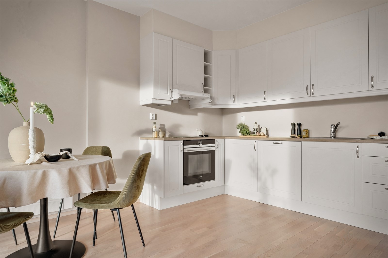 Sigdal kjøkken innredning med profilerte fronter og benkeplate av laminat. Galleribilde