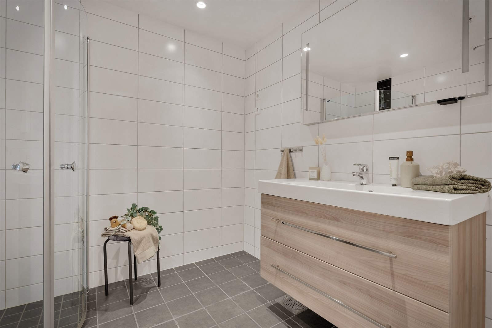 Lekkert flislagt bad med vannbåren gulvvarme. Galleribilde