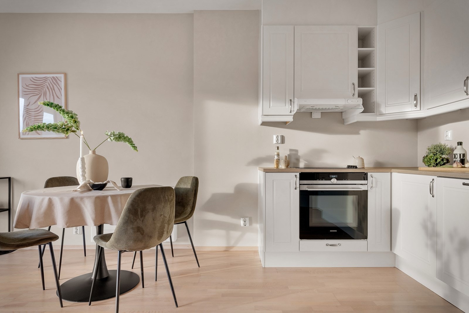 Godt med skap- og benkeplass for kokken. Galleribilde