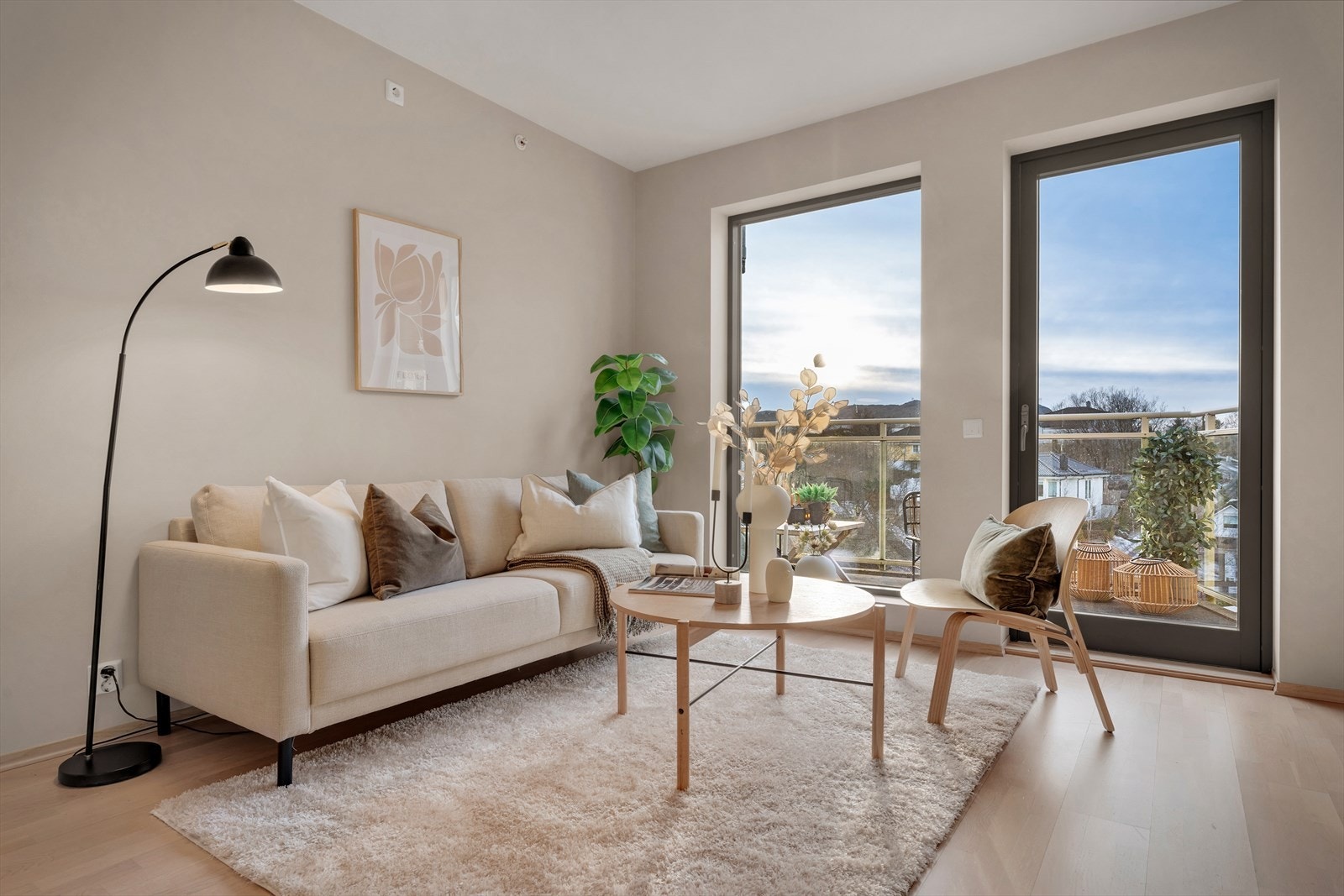 Stuens store vindusflater sikrer godt med naturlig lysinnslipp. Galleribilde