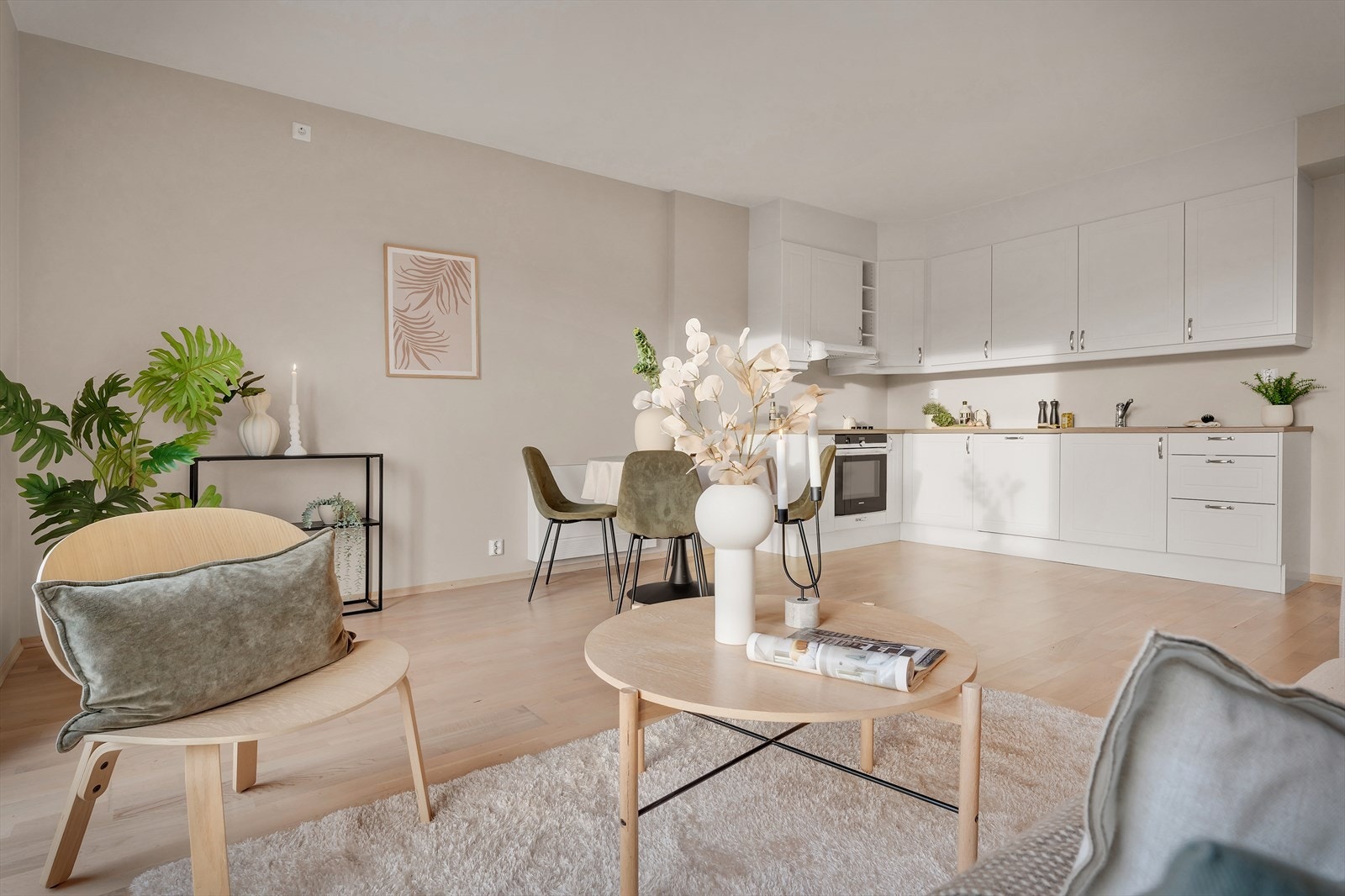 Leiligheten har balansert ventilasjon, viftekonvektor i stue og vannbåren gulvvarme på bad som sikrer et godt inneklima. Galleribilde