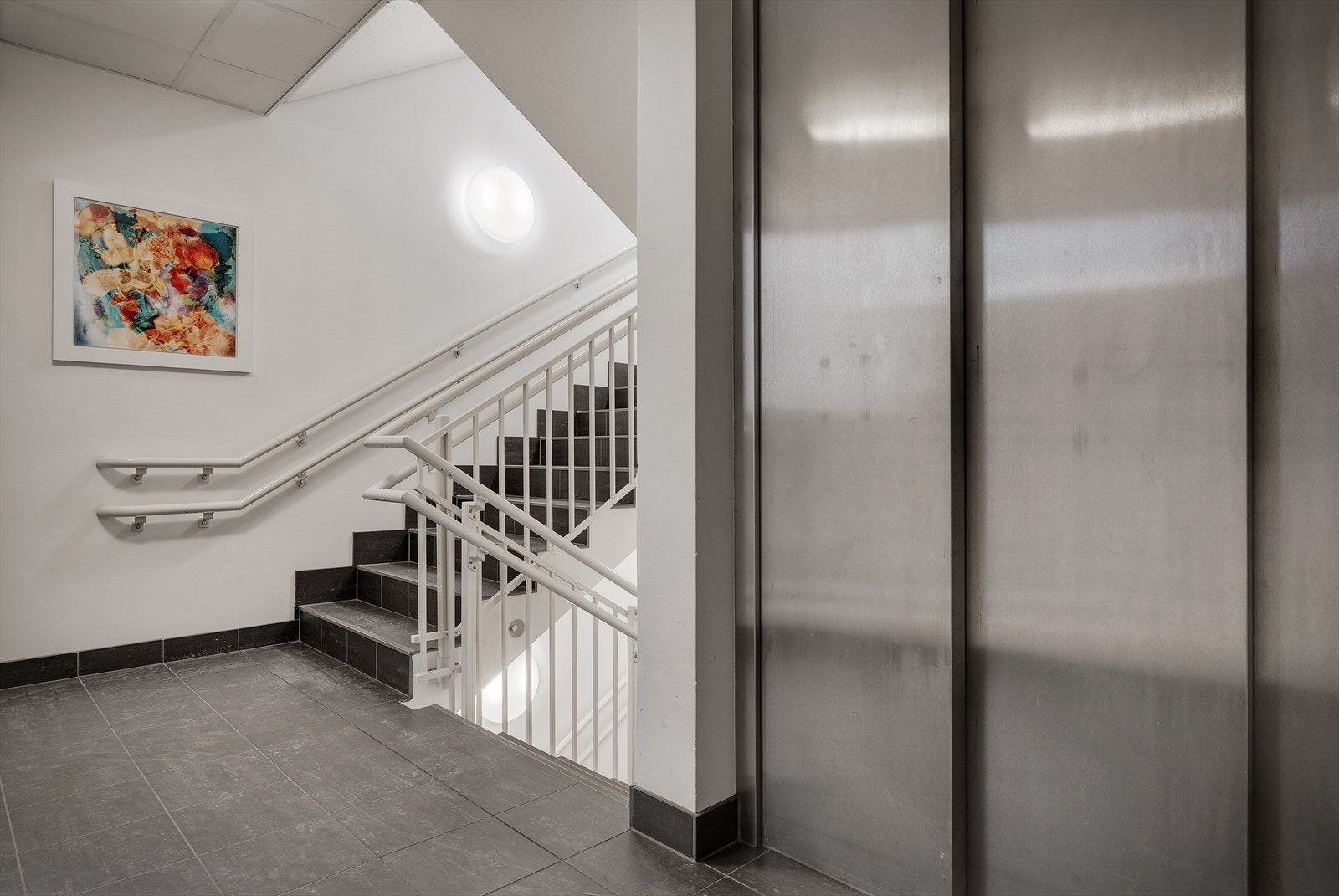 Heis i bygget gir komfortabel og trinnfri adkomst. Galleribilde