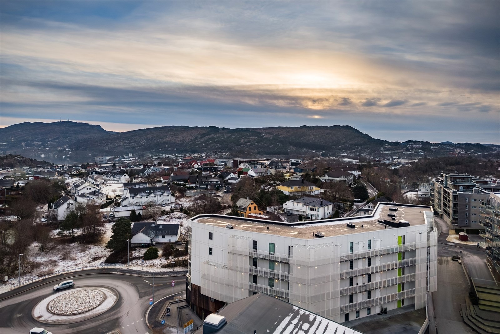 For den aktive finnes det rikelig med tur- og treningsmuligheter i nærområdet. Lysløypene rundt Straume Idrettspark og Sotra Arena ligger i gangavstand og byr på både korte og lengre turer. Galleribilde