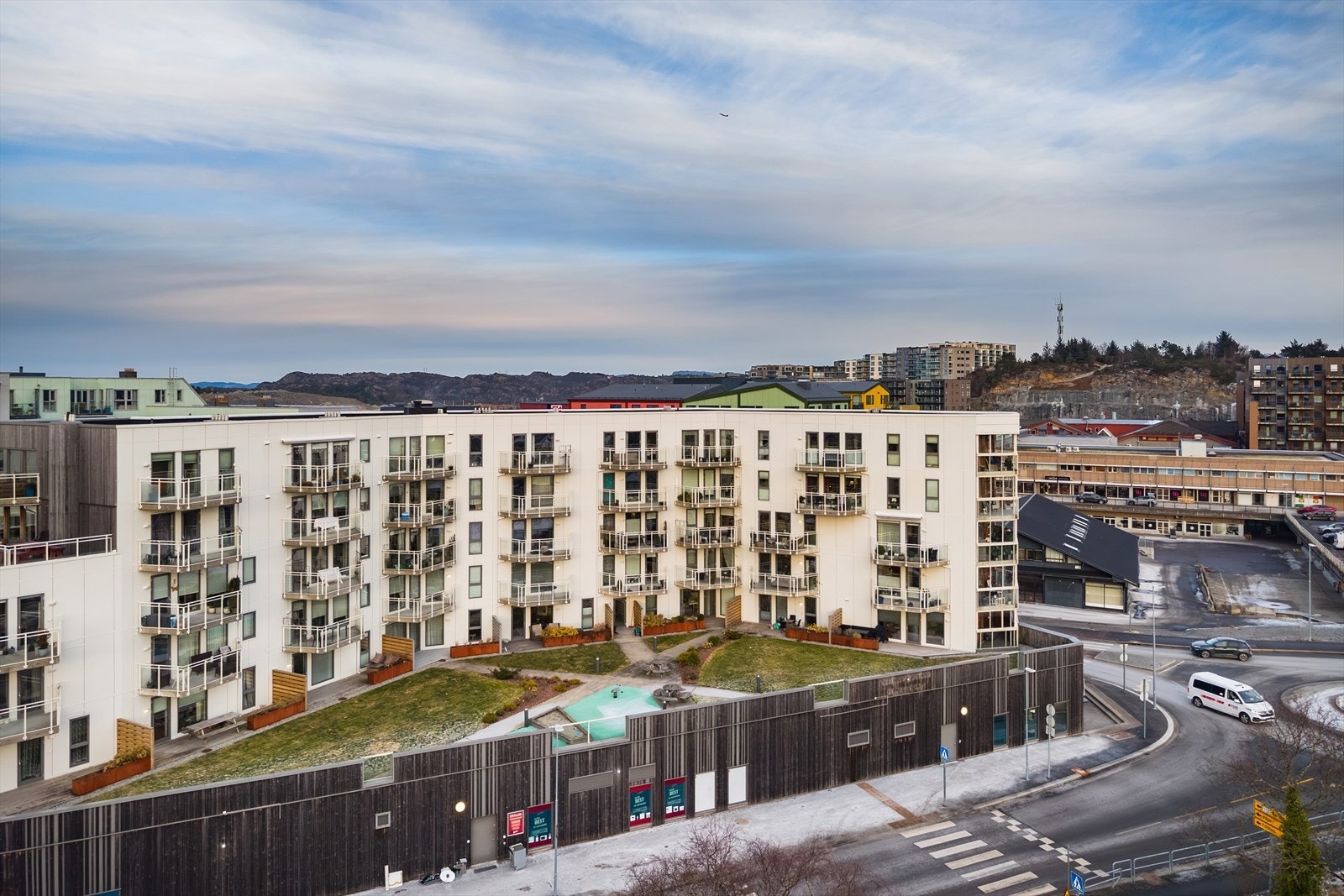 Alt i alt en svært sentral og ettertraktet beliggenhet med nærhet til både bymessige fasiliteter og flotte naturopplevelser. Galleribilde