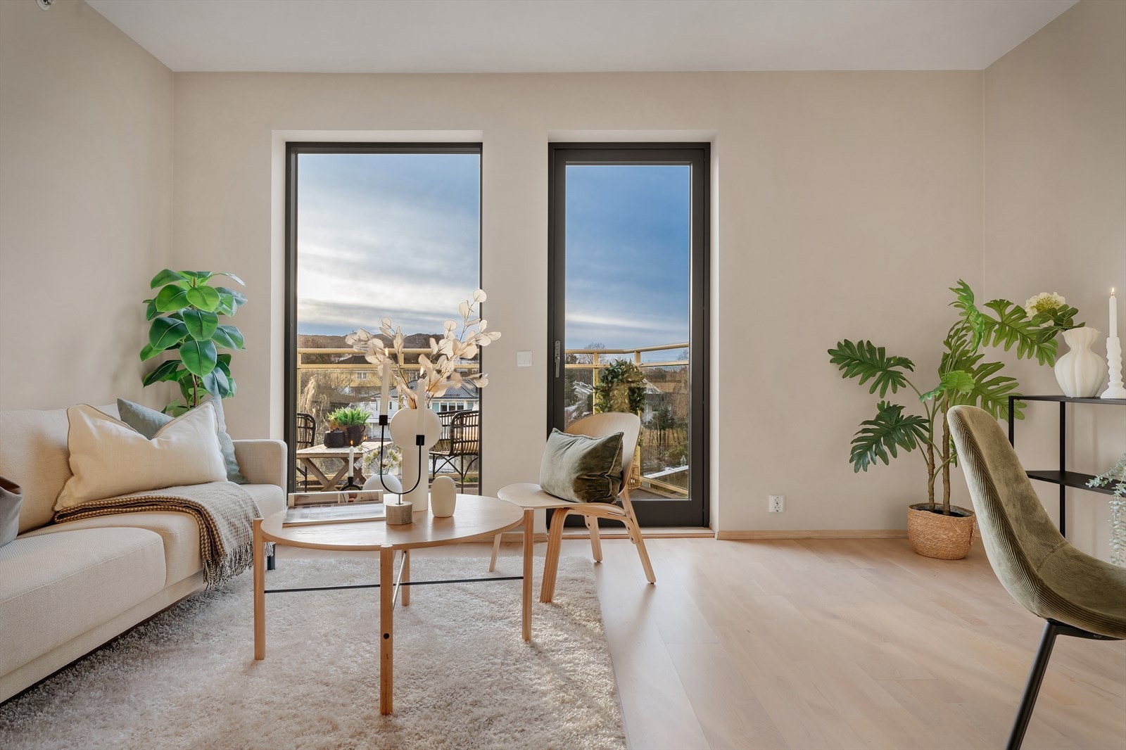 Leiligheten har gjennomgående lyse og behagelige farger som skaper en lys og luftig atmosfære. Galleribilde