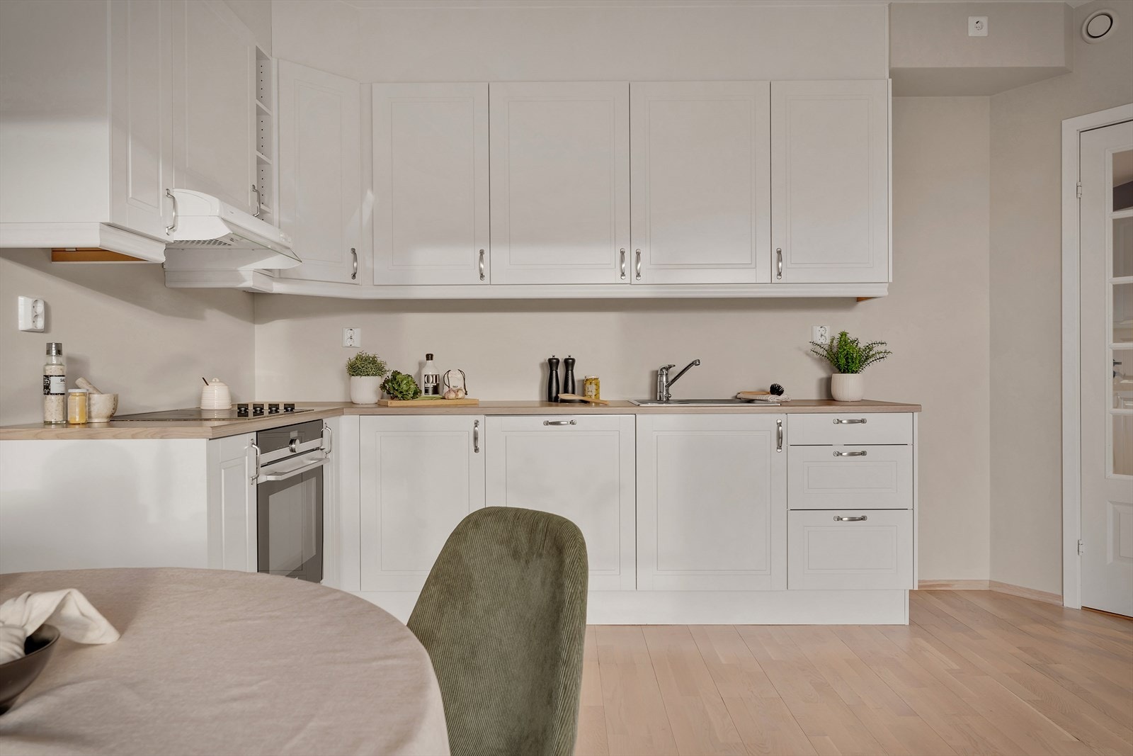 Kjøkkenet er utstyrt med oppvaskmaskin, platetopp, stekeovn, vannstoppsystem og komfyrvakt. Galleribilde