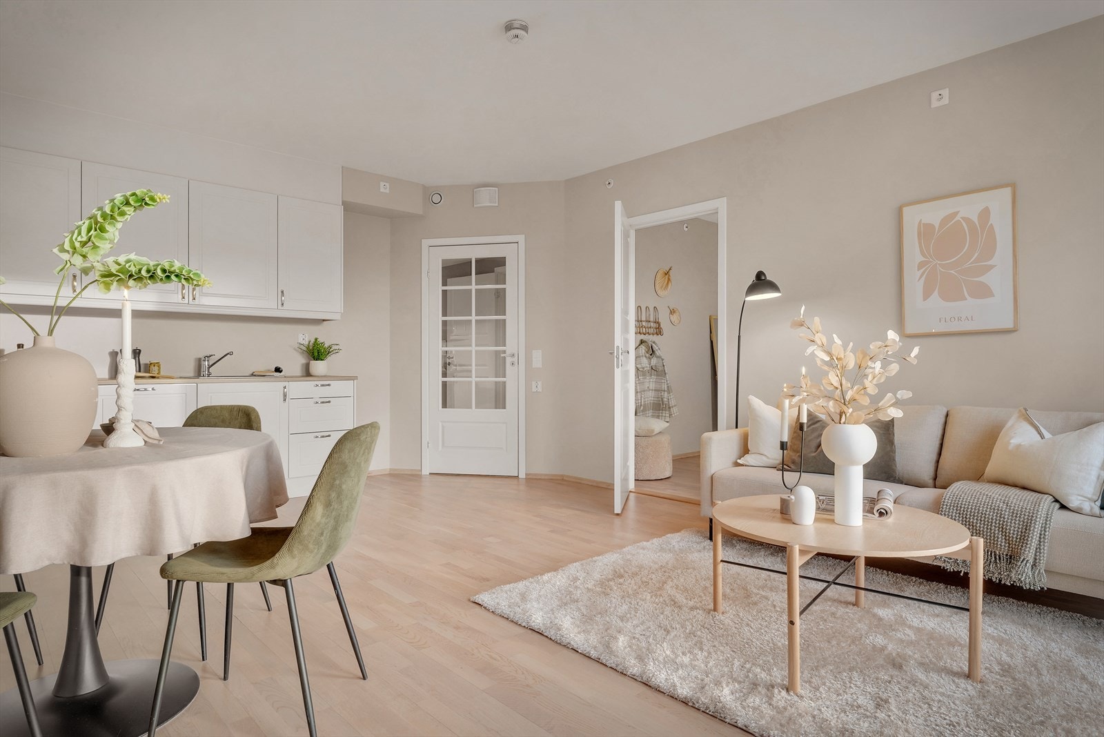 Videre fra stuen kommer du til leilighetens hovedsoverom. Galleribilde