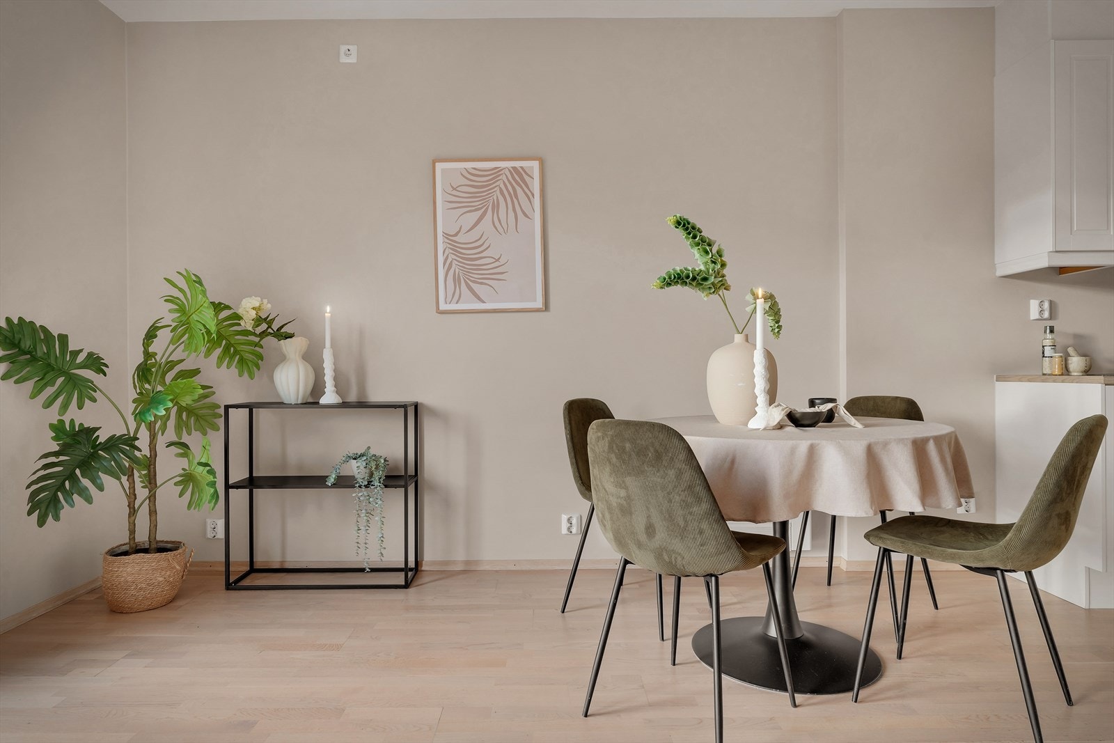 Her er det plass til både spisebord og Tv-møblering. Galleribilde