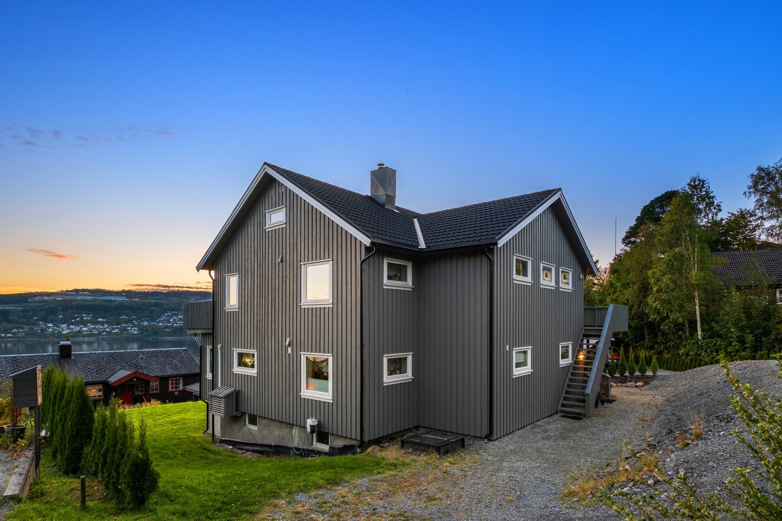 Kjelleren er uinnredet og gir rom for oppbevaring. Galleribilde