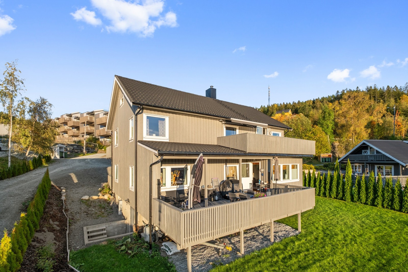 Sveianvegen 4 A har en svært attraktiv og fredelig beliggenhet i et veletablert boligområde i Solbakkan, Hommelvik, Malvik kommune. Galleribilde
