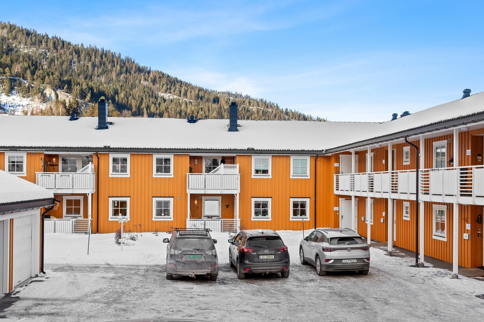 Det er parkering på felles biloppstillingsplass. Galleribilde