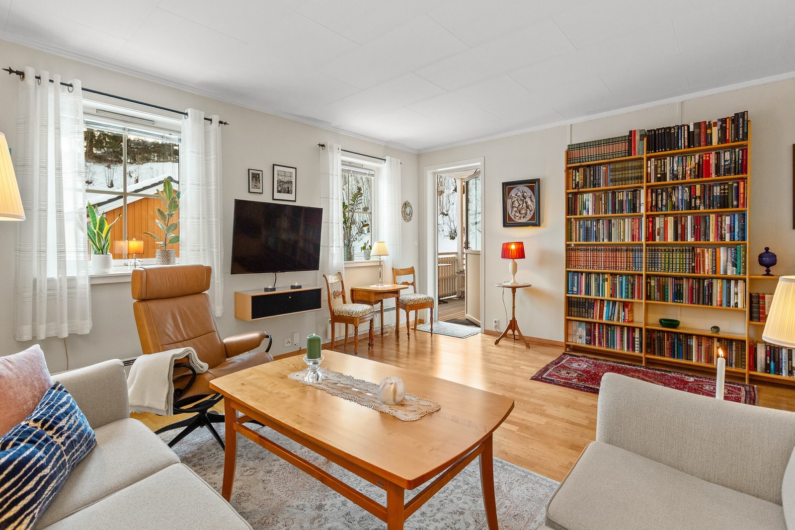 Fra stuen er det utgang til uteområde. Galleribilde