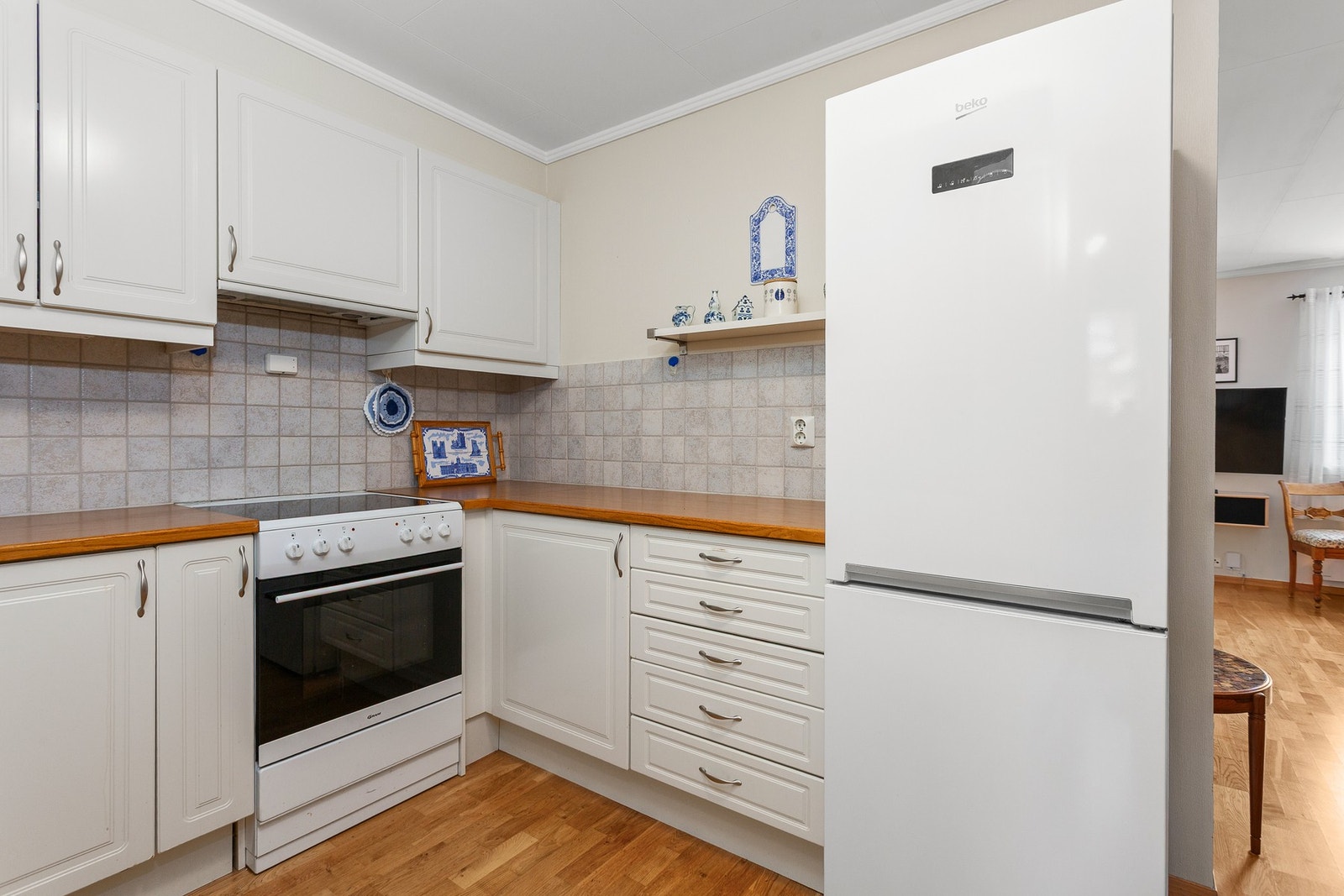 Kjøkkenet har rikelig med skap og benkplass. Galleribilde