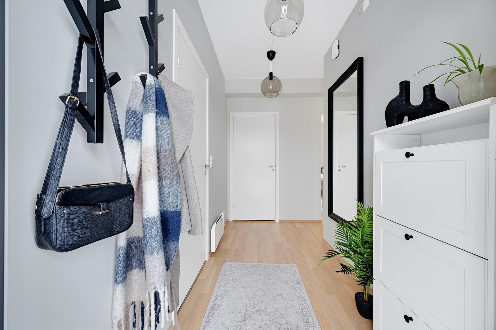 Her har man plass til klesoppheng og sko. Lekre taklamper sørger for en behagelig belysning Galleribilde