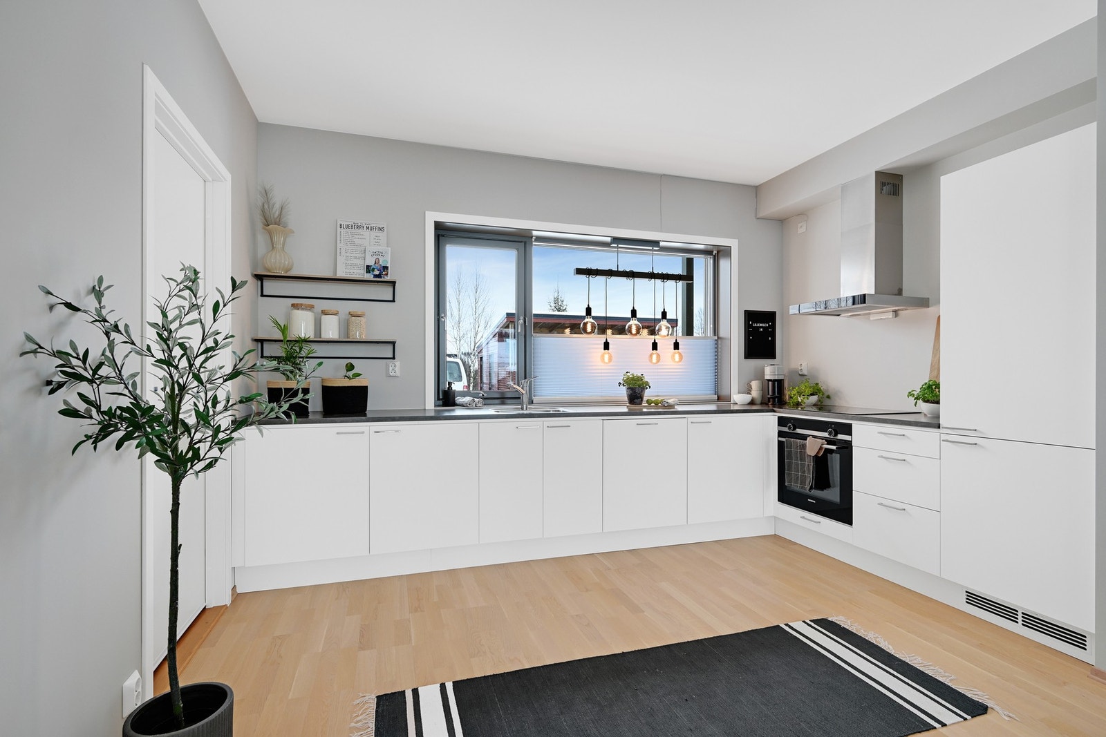 Kjøkkenet byr på integrert oppvaskmaskin, komfyr og koketopp, samt et kjøle/fryseskap Galleribilde