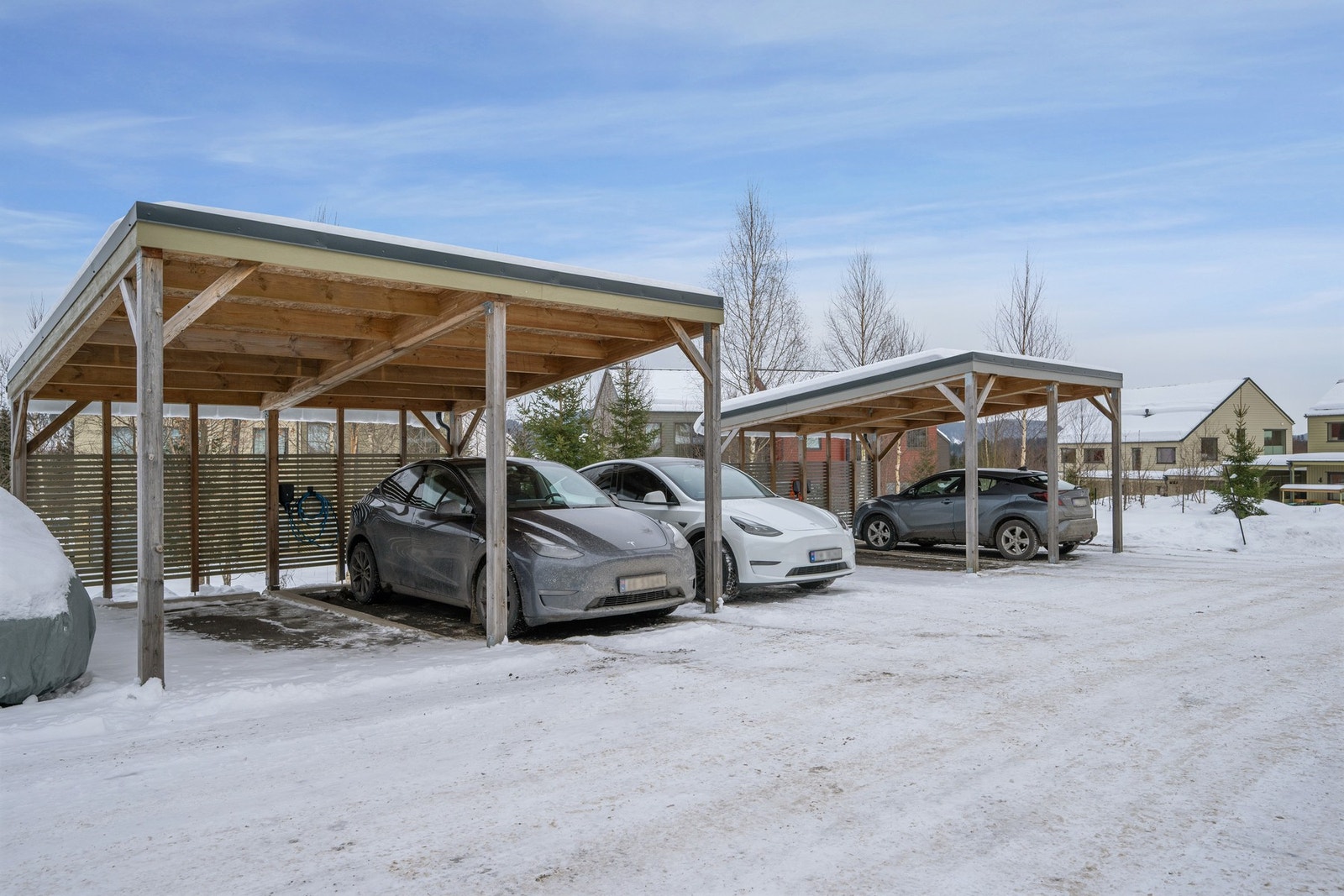 Det medfølger 2 parkeringsplasser - en i carport med elbil-lader og en oppstillingsplass ved siden av. I tillegg har man en sports/redskapsbod på 4 kvm like ved Galleribilde