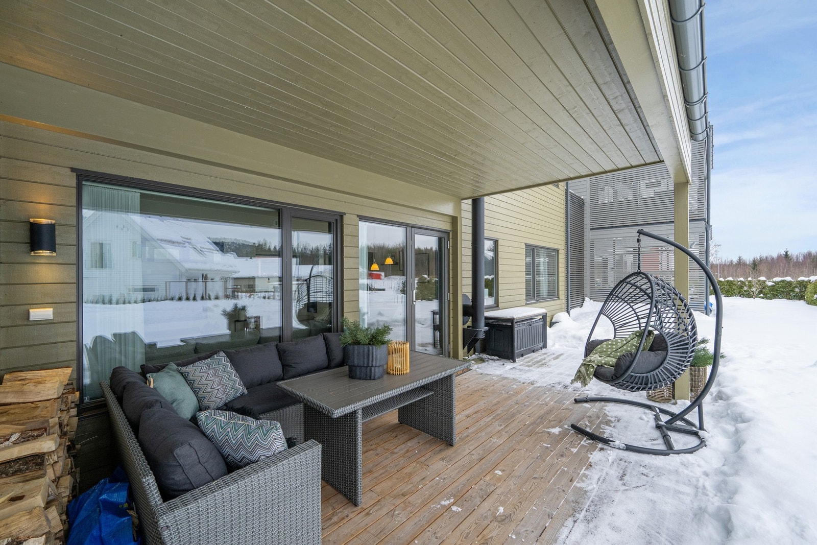 Samtlige terrasser har spilevegger som gir mindre innsyn Galleribilde